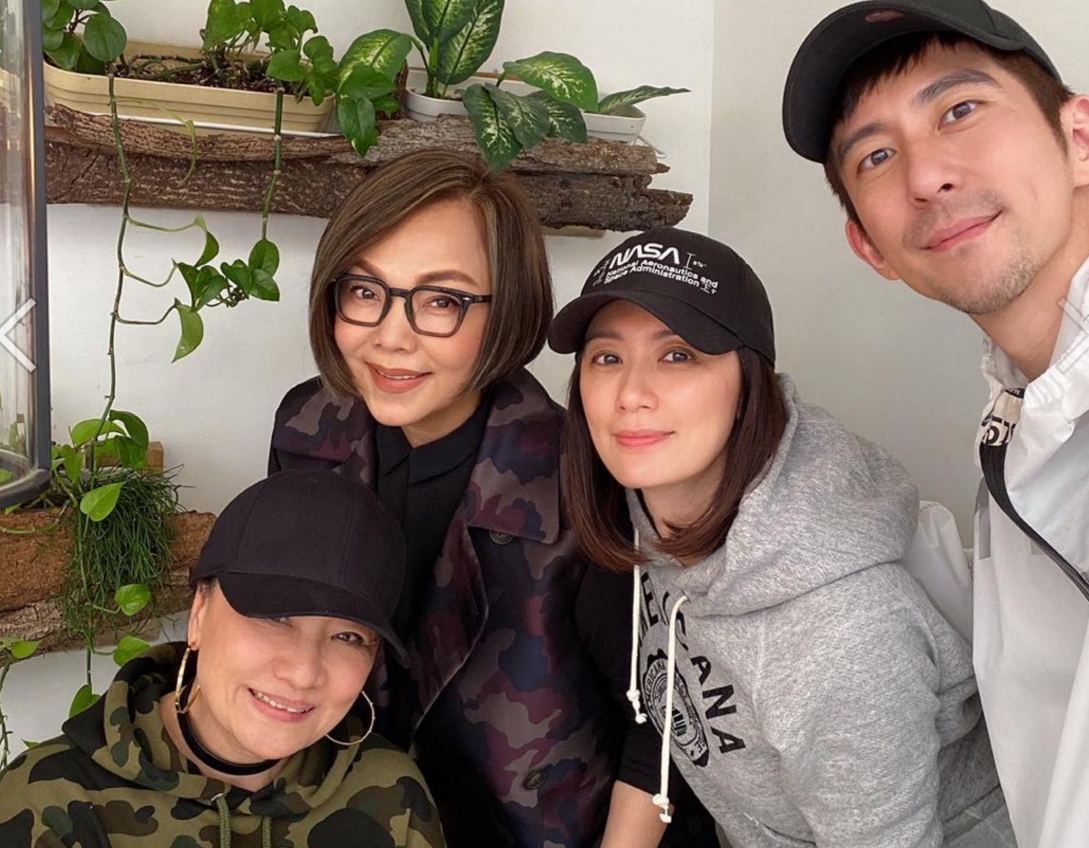 睽違小螢幕10年，賈靜雯靠著誠意打動比莉（左）回歸演出影集《媽，別鬧了！》（草舍文化提供）