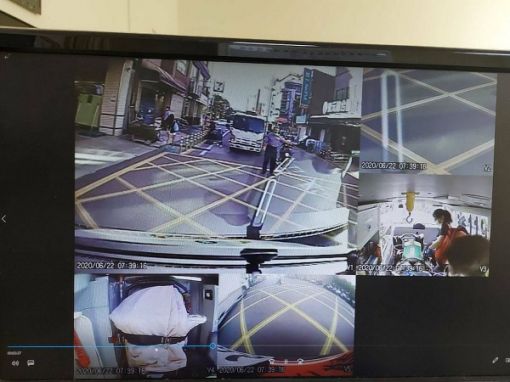 蔡主任失足踩空墜落地面，學校老師急忙呼叫救護車將其送醫。（翻攝畫面）