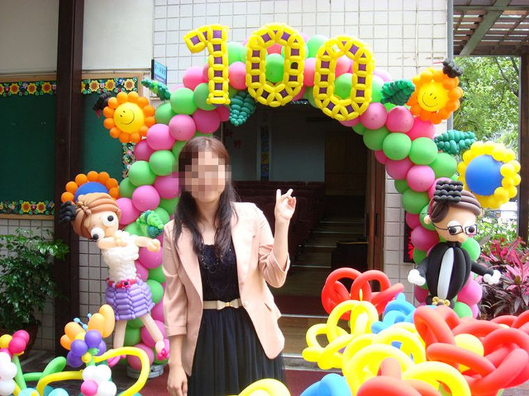 蔡姓總務主任為了布置畢業典禮現場，更換天花板時不慎失足從4樓摔下，送醫不治身亡。（翻攝自臉書）