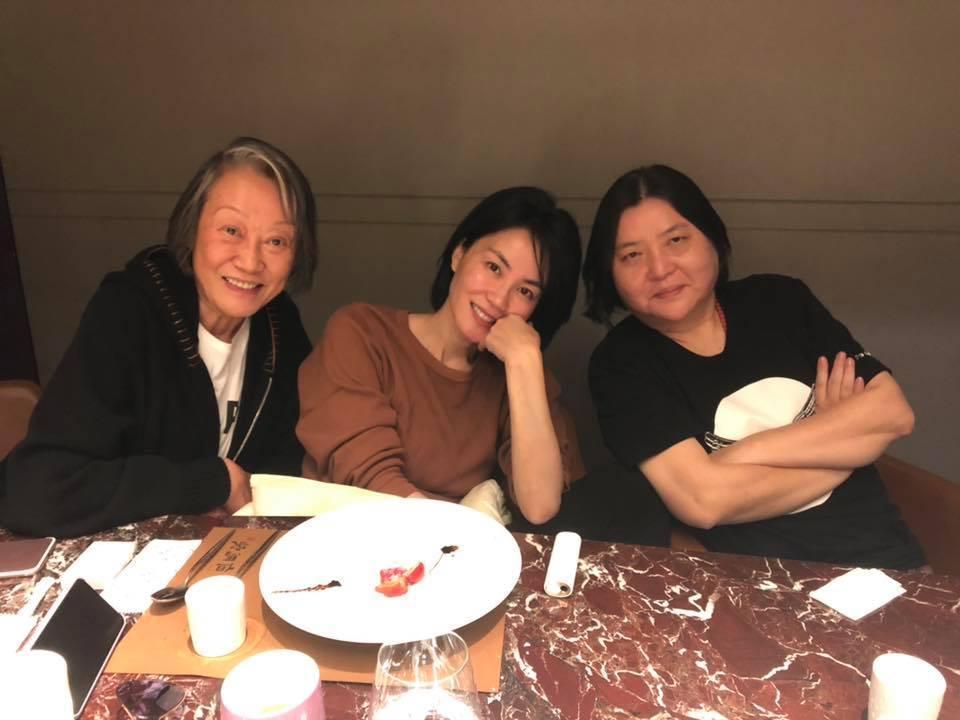 王菲（中）曾為愛放下天后身段，每天為竇唯倒馬桶、住胡同。（翻攝自邱瓈寬臉書）