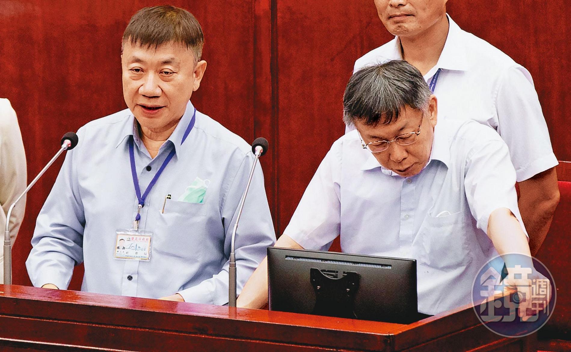 北市府社會局監管頴川建忠的千億元財產,過程戰戰兢兢,還決定放棄監管身分。圖為北市府社會局長劉志光(左)與市長柯文哲(右)接受質詢。
