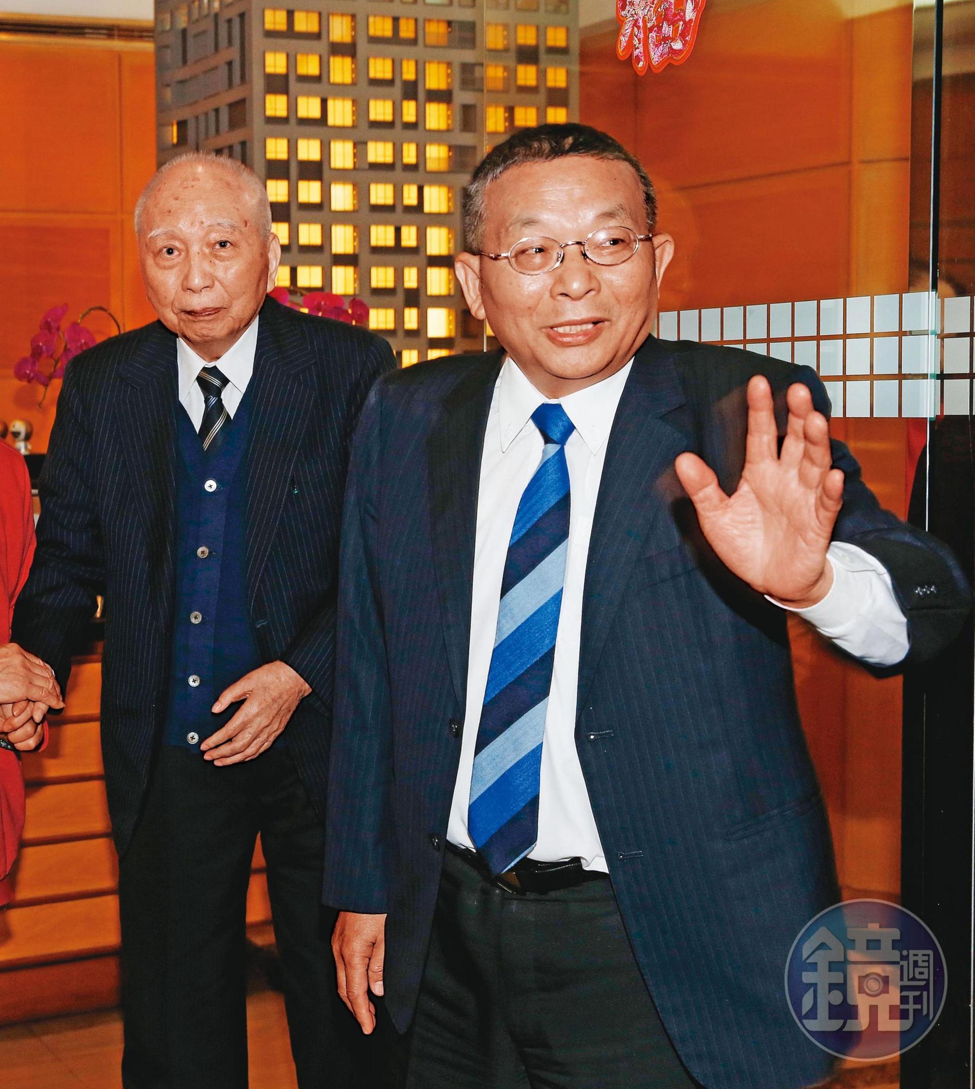 頴川建忠(左)將家族事業大都交由老臣陳清福(右)管理,由陳清福與第二代共同治理。