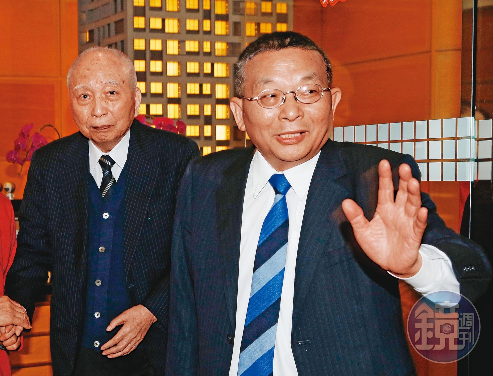 頴川建忠(左)將家族事業大都交由老臣陳清福(右)管理,由陳清福與第二代共同治理。