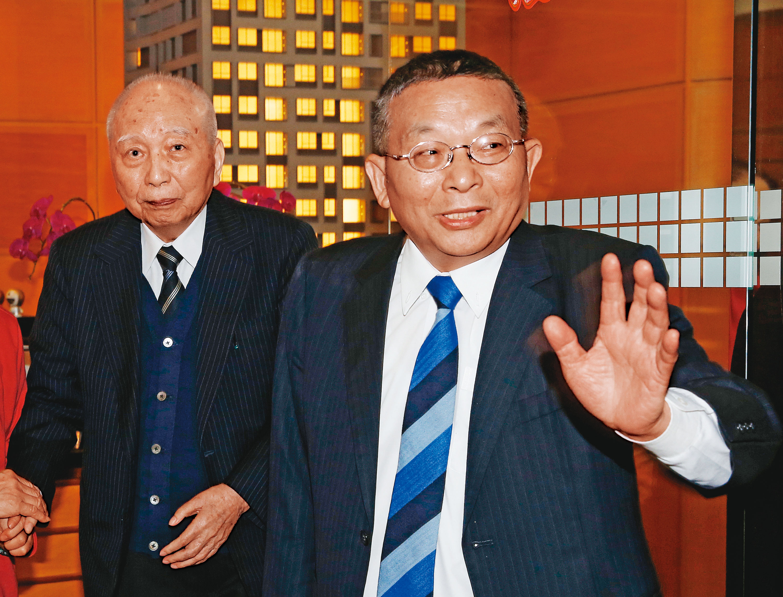 頴川建忠（左）將家族事業大都交由老臣陳清福（右）管理，由陳清福與第二代共同治理。