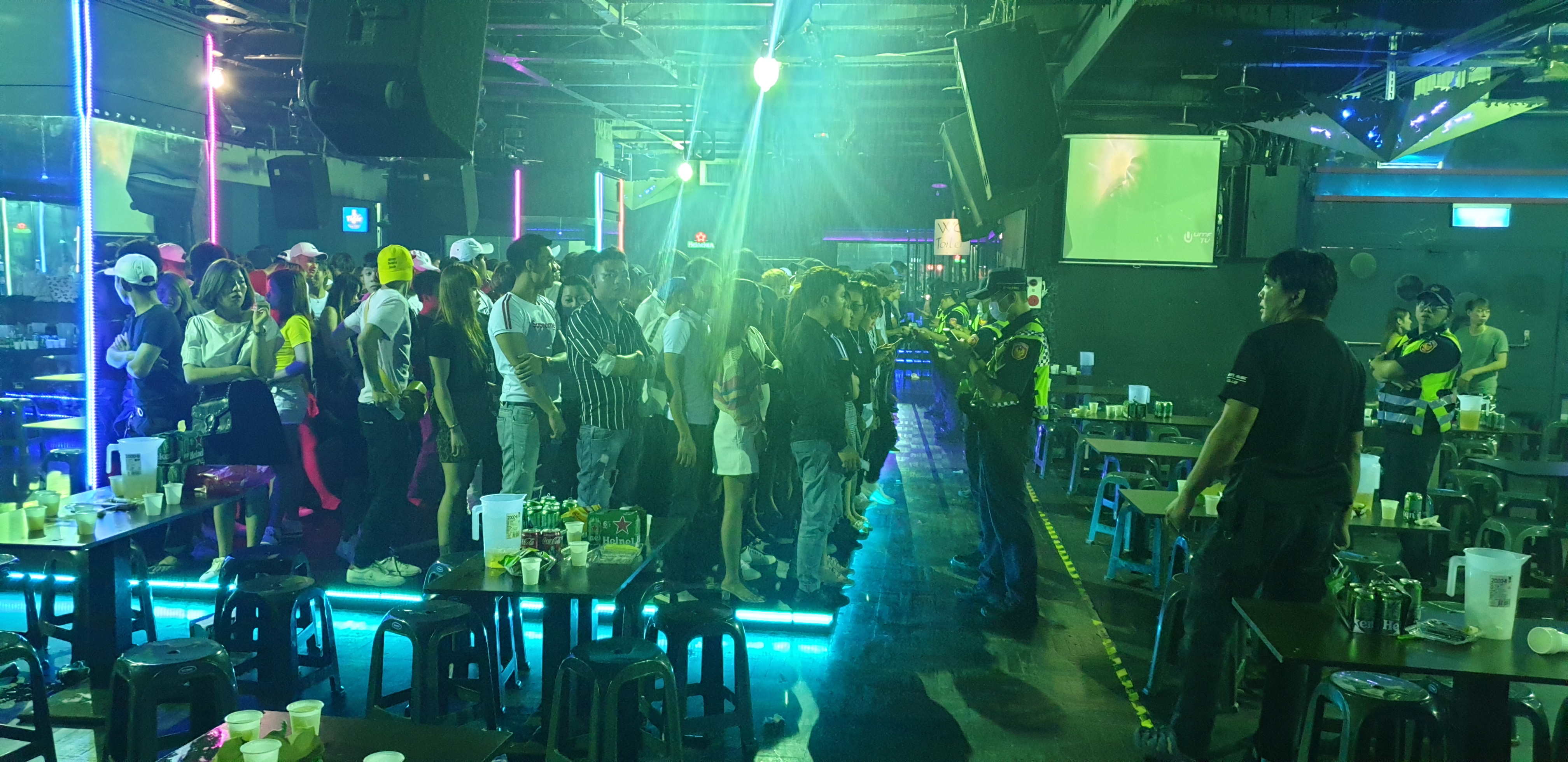 東協廣場至少有七、八家移工舞廳、PUB，每到假日有大量移工湧入，但在過去，其灑水設備、消防栓是失靈的，萬一發生火災，恐造成多人喪命。