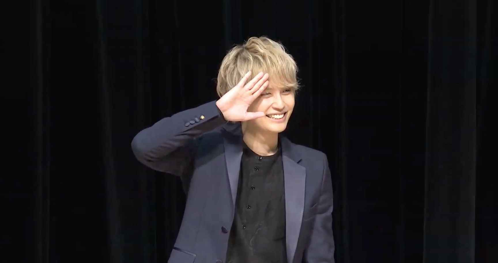 手越祐也被要求做出招牌Pose。（翻攝畫面）