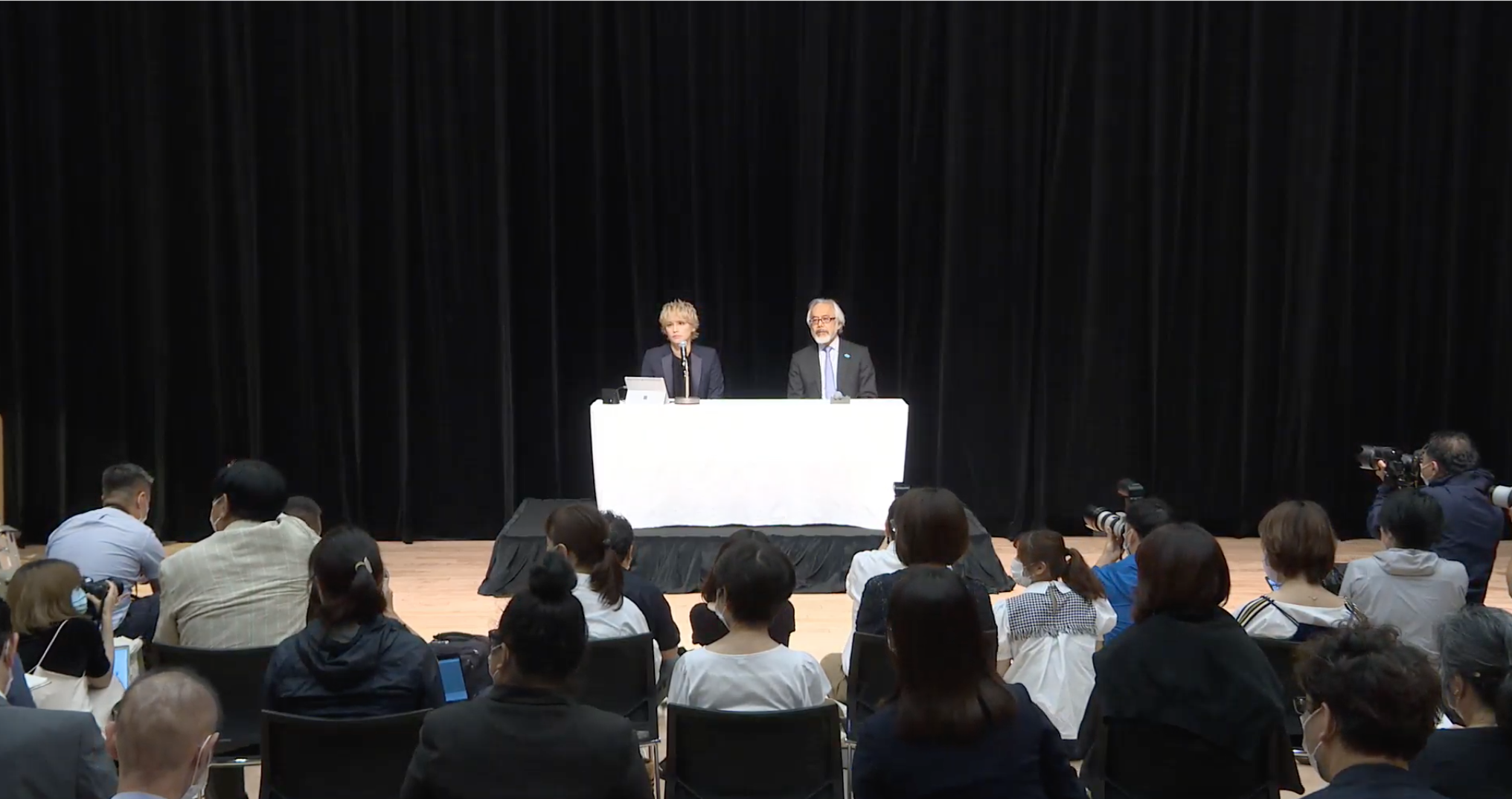 手越祐也將律師也請到現場陪同開記者會。（翻攝畫面）