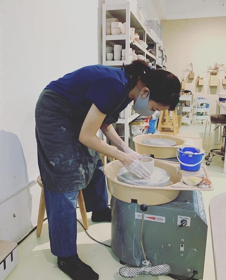 林嘉欣近日常在臉書上分享自己捏陶的點滴。（翻攝自林嘉欣臉書）