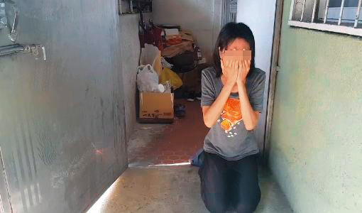 鄭再由的妻子因脊椎受傷，長年憂鬱、多次自殺，得知鄭再由殺人後，不吃不喝，被送住院，體重僅剩33公斤。