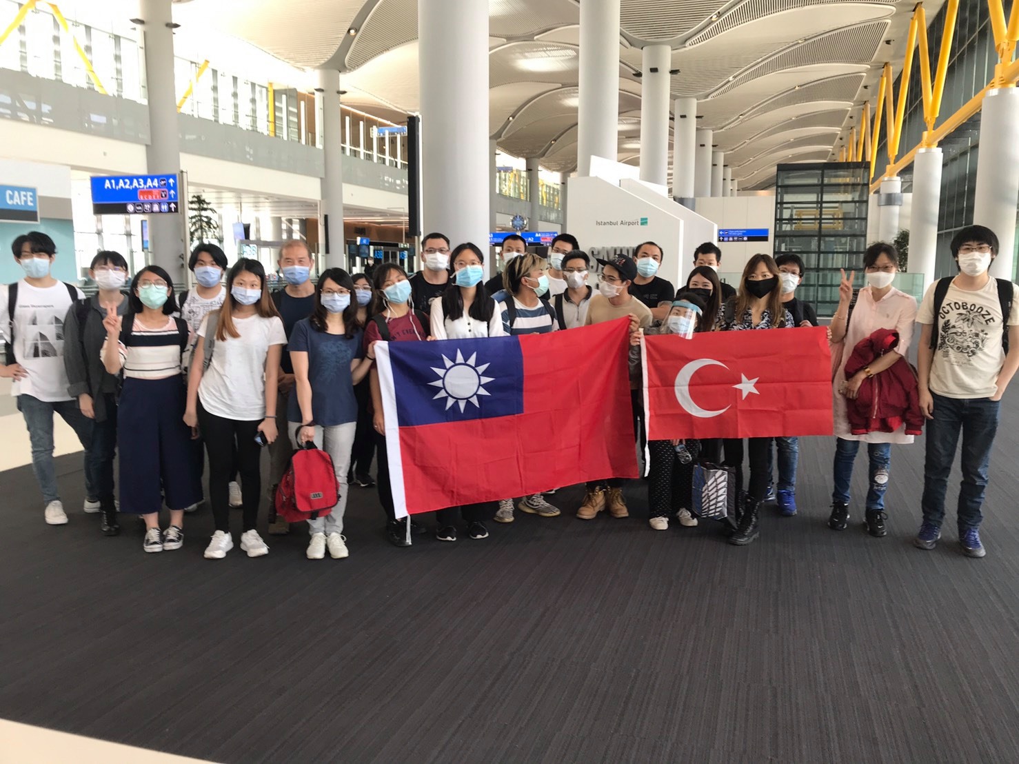 因疫情滯留土耳其3個月的28名國人於22日搭機返台。（翻攝自Taiwan in Turkey 駐土耳其代表處臉書）