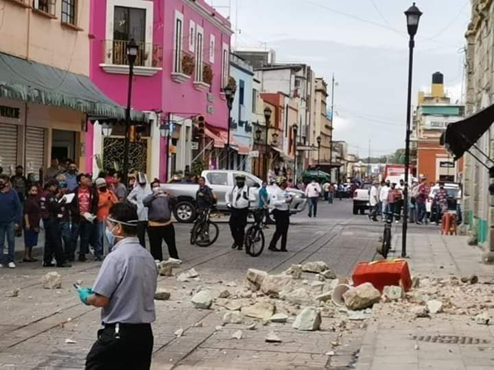 墨西哥7.5強震，當地房屋及磚牆倒塌，人民逃到街上避難。（翻攝自Twitter）