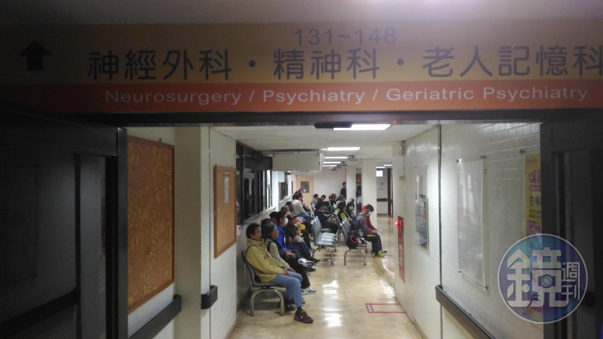 精障者家屬與患者因相互不了解,又無外力化解,因此家屬會「製造」機會強制送醫,以舒緩照護壓力。