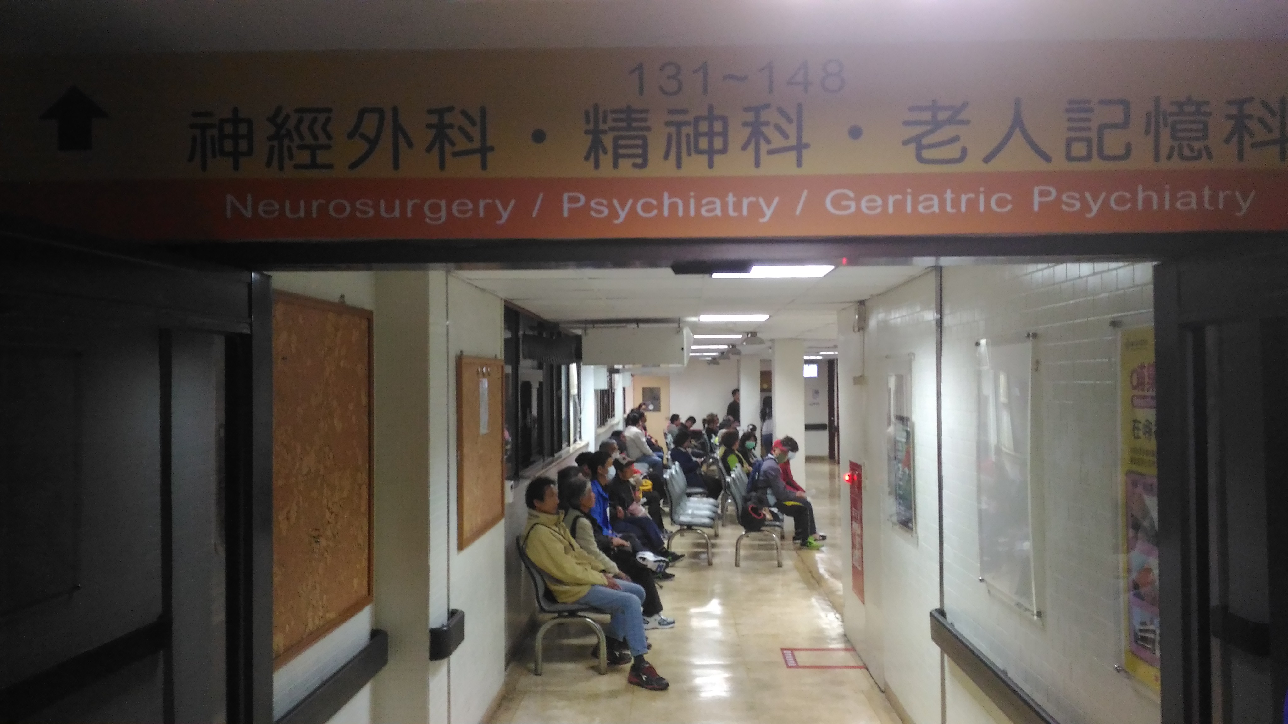 精障者家屬與患者因相互不了解，又無外力化解，因此家屬會「製造」機會強制送醫，以舒緩照護壓力。