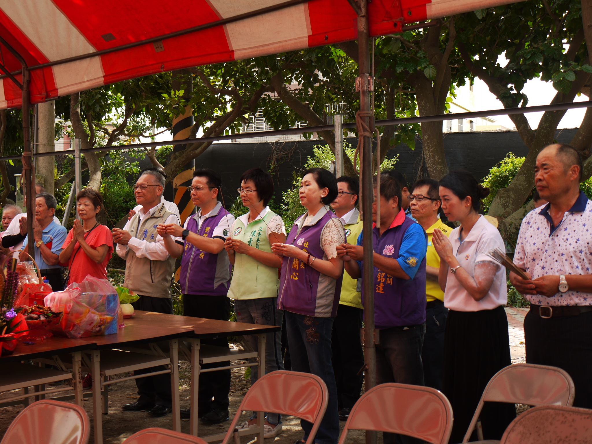 四方廚房動土儀式前祭拜。(四芳社區發展協會提供)
