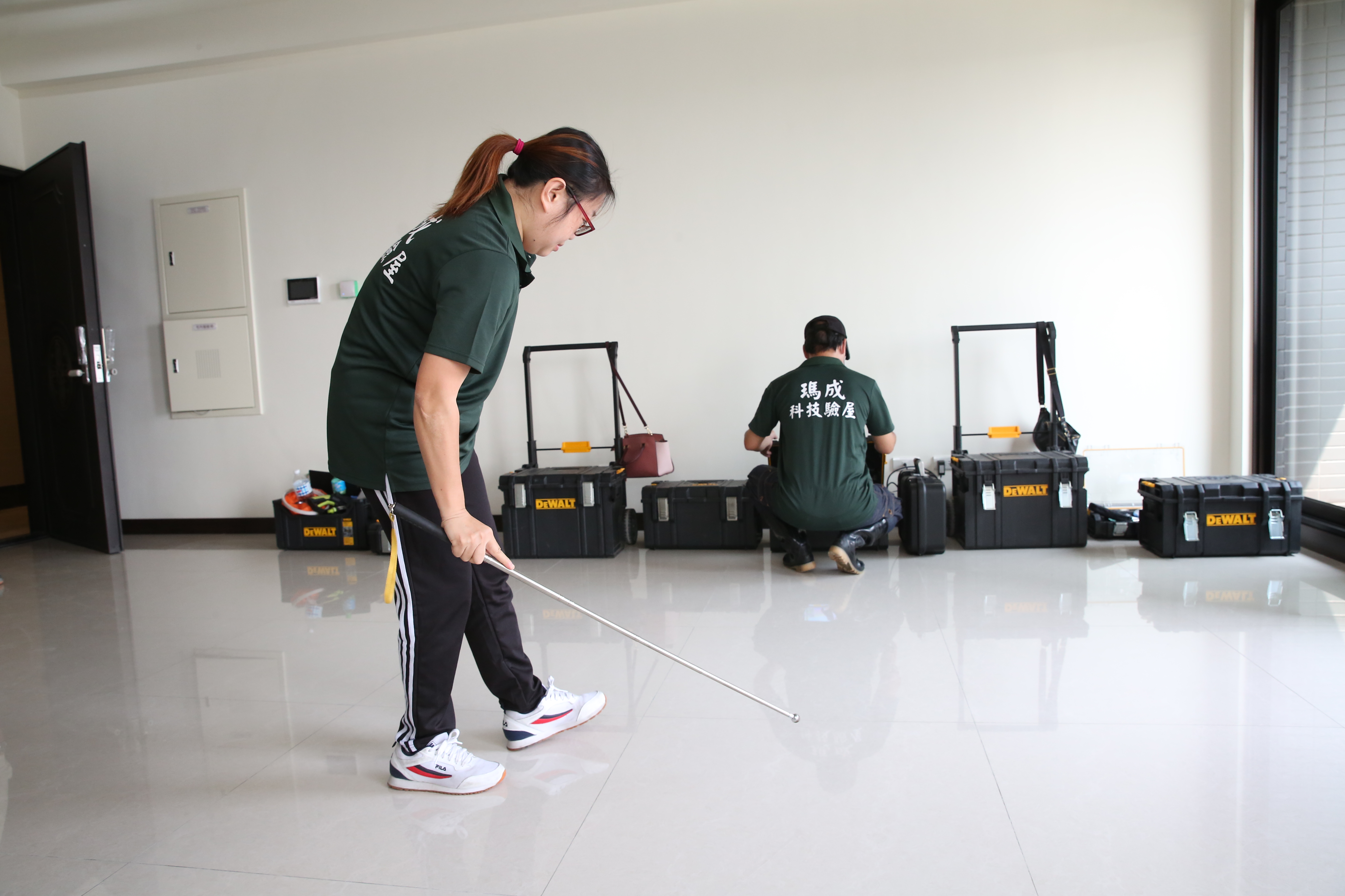 近年來，不少買方委任專業團隊驗屋，收費行情依坪數而定，一次1至3萬元不等。