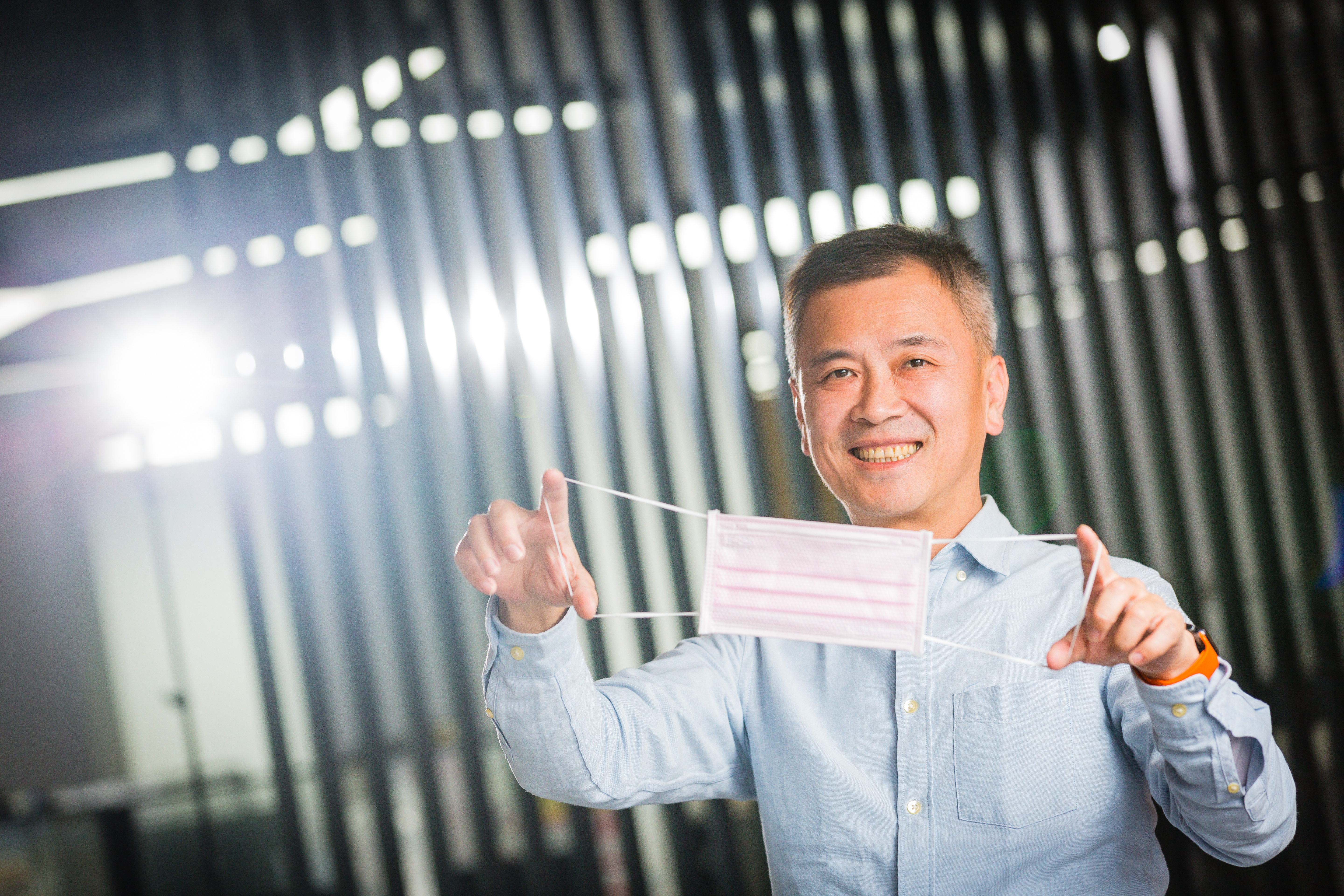 陳勇志原本販售無塵室耗材，因為遇上H1N1疫情口罩價格遭哄抬，決心自己開工廠做口罩。