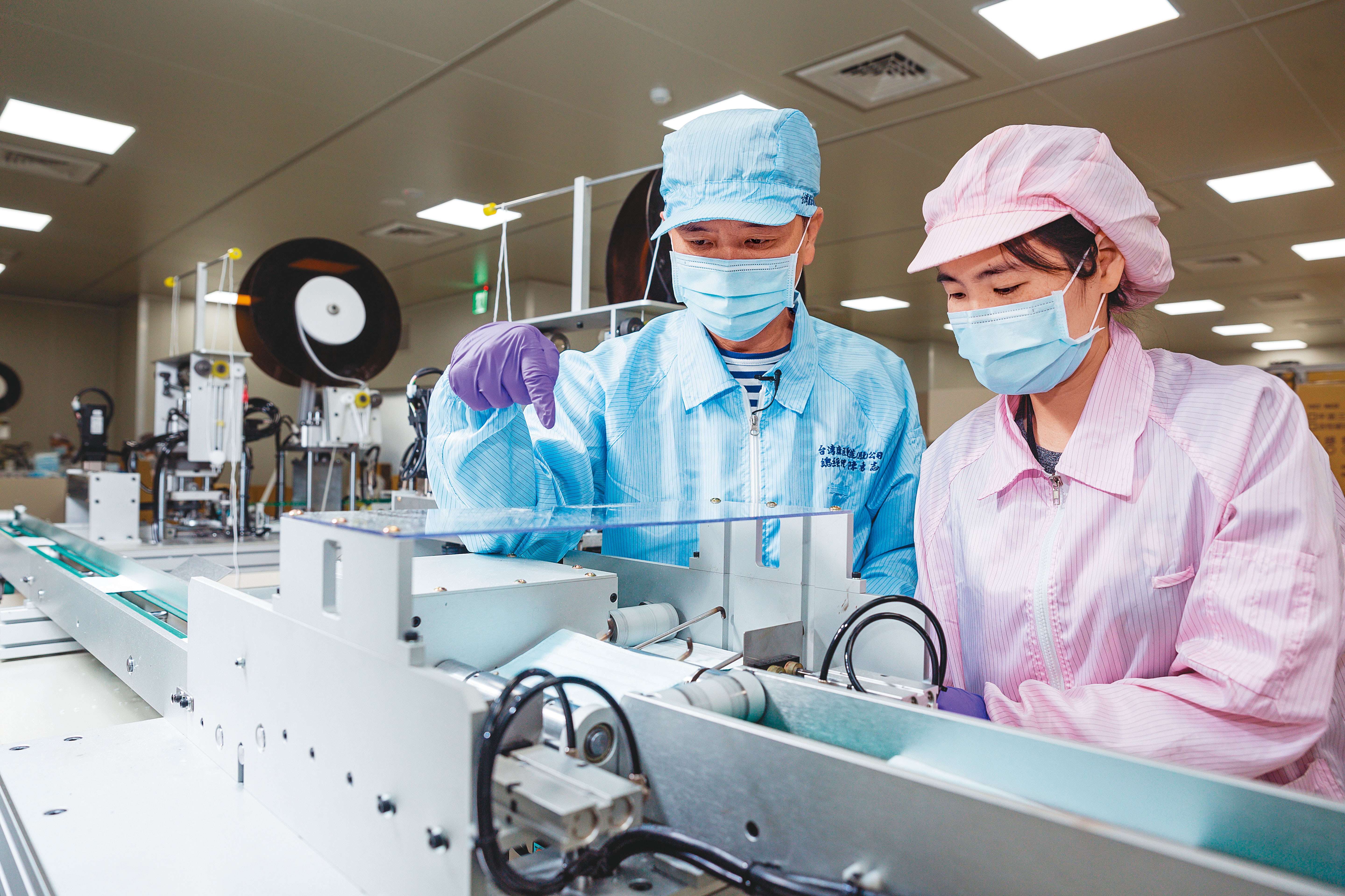 陳勇志相當熟悉作業流程，只要進到廠間就會開始四處幫忙、檢查。