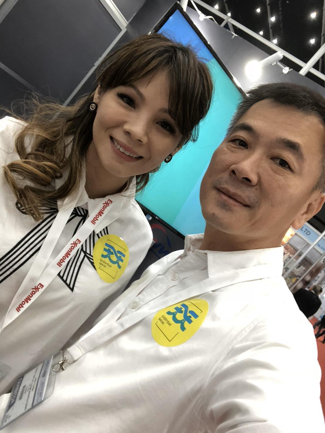 陳勇志（右）與妻子感情很好，結婚20多年，妻子陪著他走過喪父、負債、創業、四處借錢的日子。（陳勇志提供）