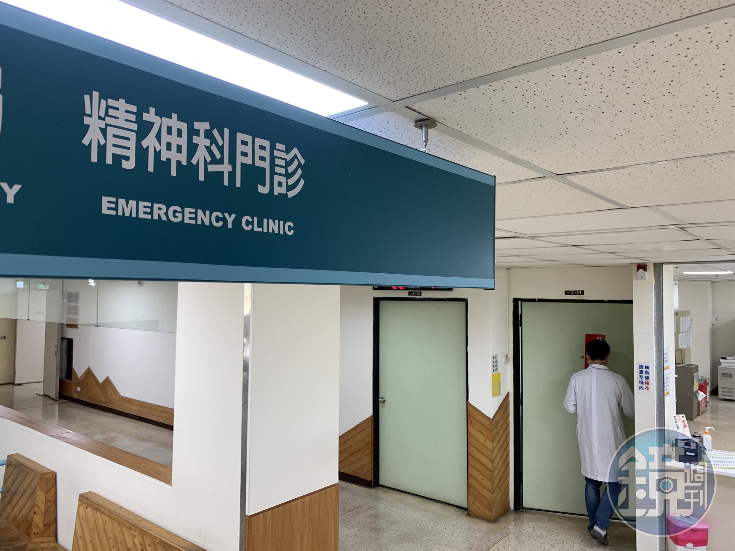 「缺乏病識感」是思覺失調的核心癥兆，面對不覺自己有異的當事人，照顧者只能使出渾身解術。