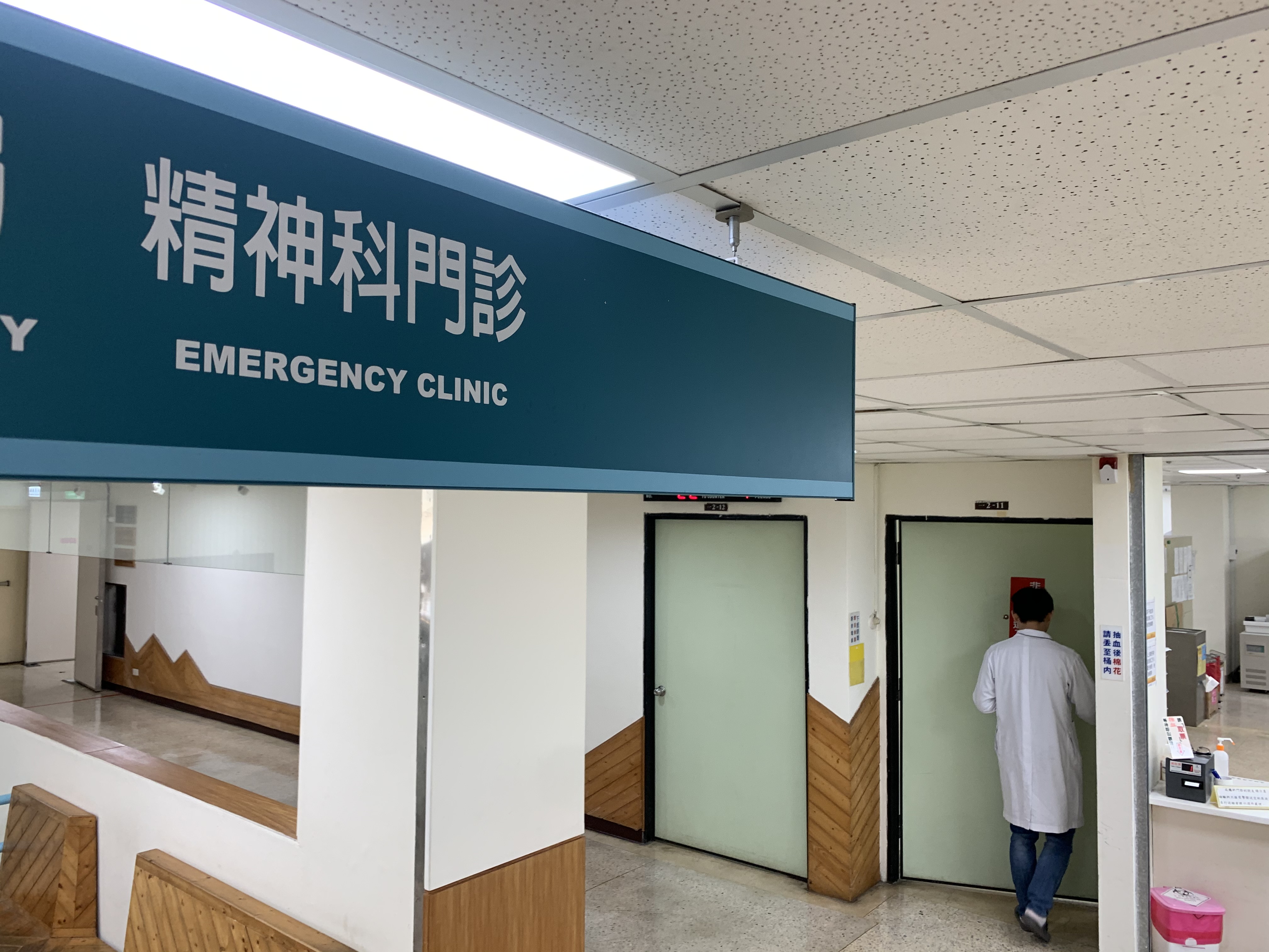 「缺乏病識感」是思覺失調的核心癥兆，面對不覺自己有異的當事人，照顧者只能使出渾身解術。