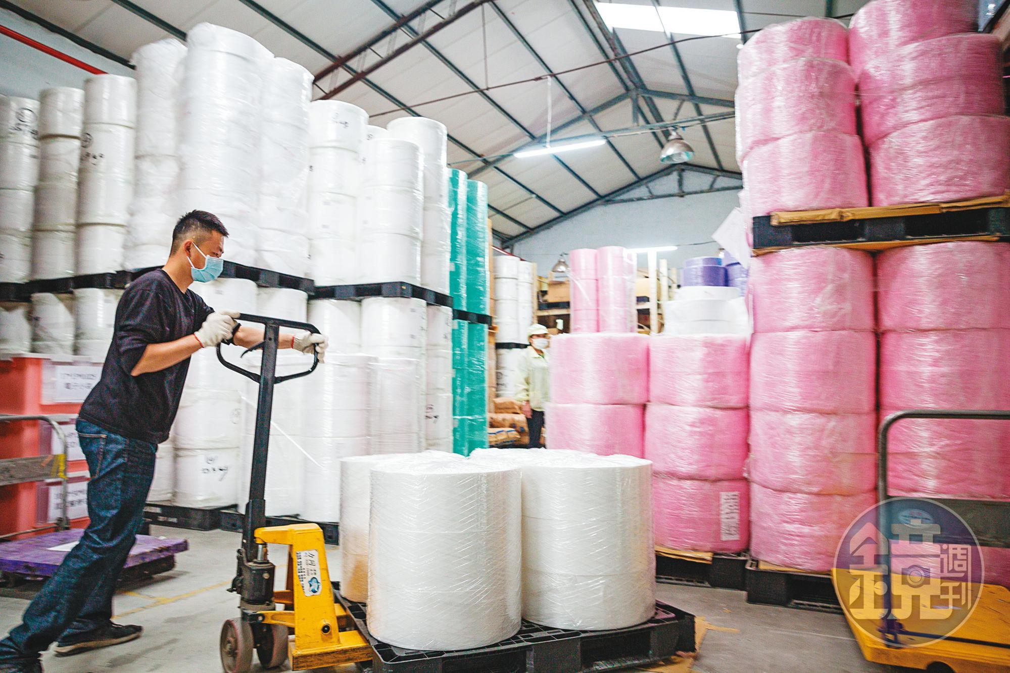 台灣康匠相關企業包括製造熔噴不織布的兆羿科技、製造PP不織布的松勝創新與製造口罩定型鼻線的昌育國際,一條龍作業避免原料斷貨。