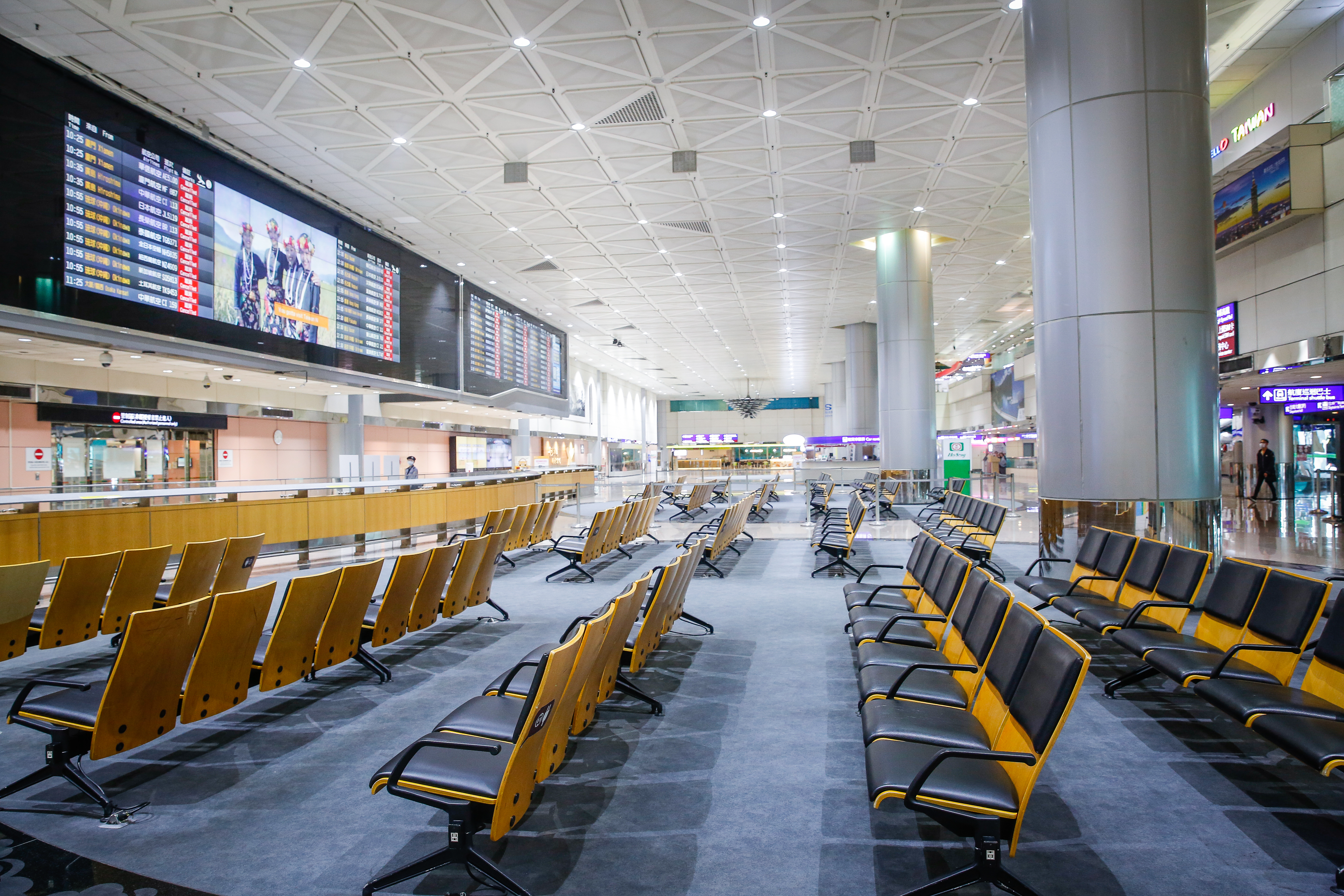 中央流行疫情指揮中心宣布明天起開放轉機，但轉機旅客只能停留8小時。（本刊資料照）