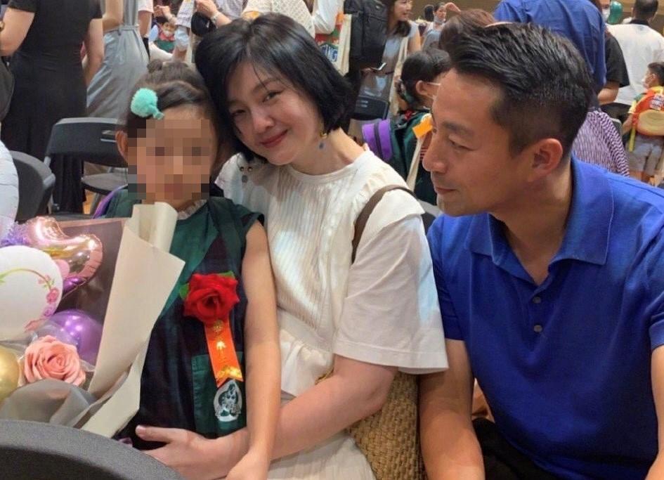 汪小菲貼出與大S合體參加女兒汪希玥幼稚園畢業典禮照片,打破夫妻感情生變傳聞。(翻攝自汪小菲微博)
