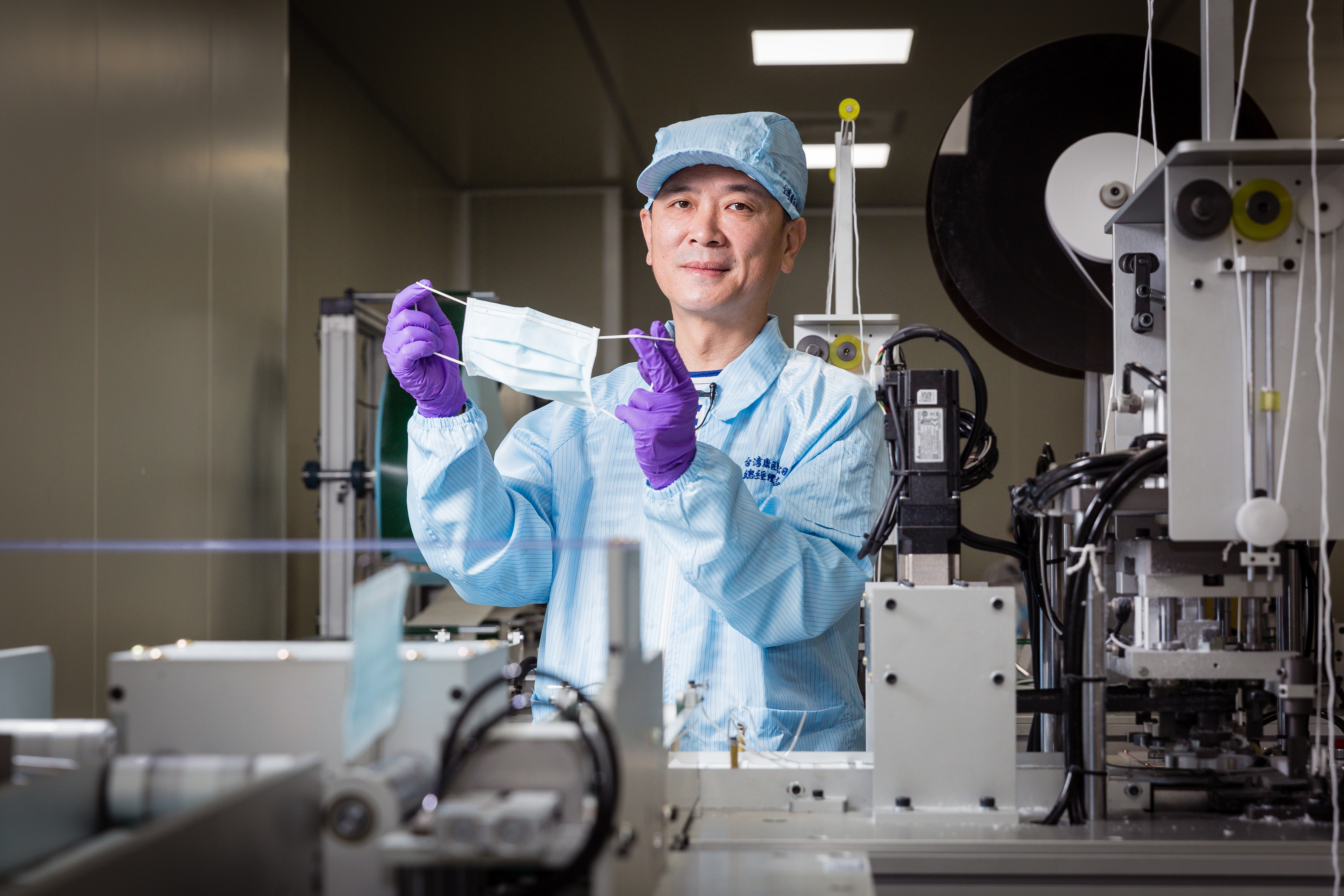 台灣康匠疫情期間日產230萬片口罩，是國家隊之冠，陳勇志當時壓力極大，聲音沙啞了1個多月。