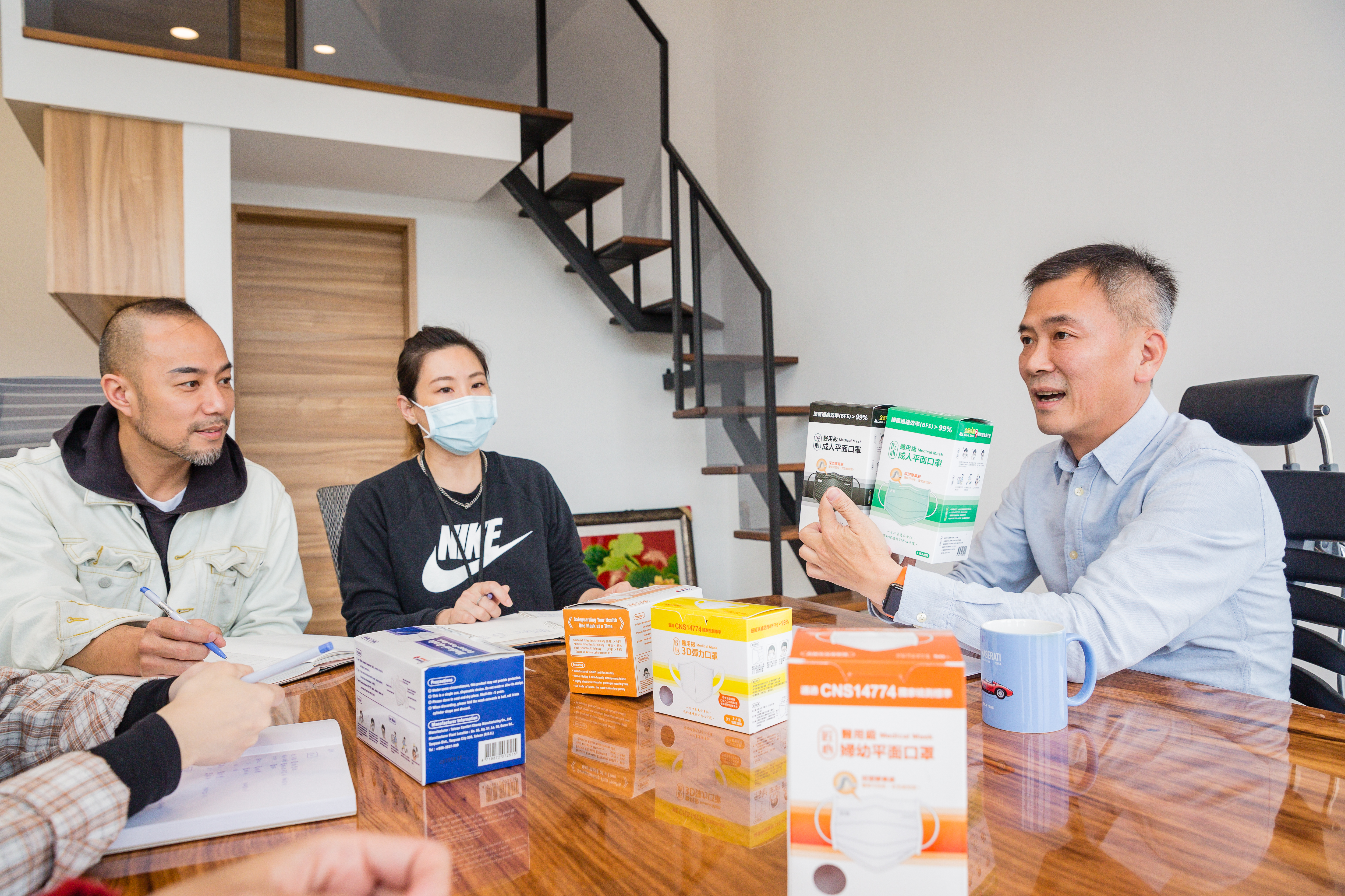 陳勇志早年跑過業務，常會提醒公司員工，每天早上9點到下午5點是黃金時段，要與客戶保持聯繫。