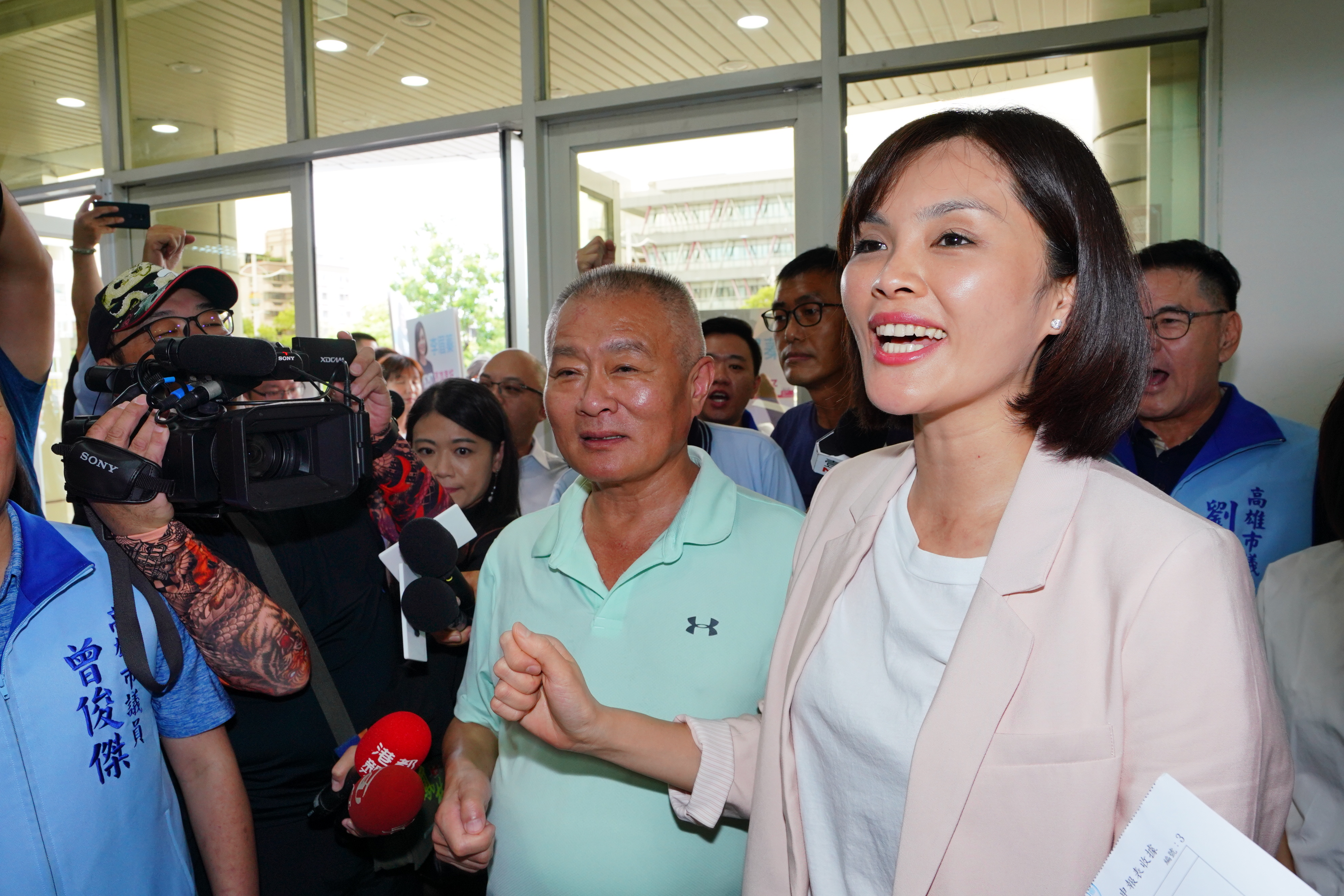 李眉蓁（右）在父親李榮宗（中）與黨內同志的陪同下完成參選登記。