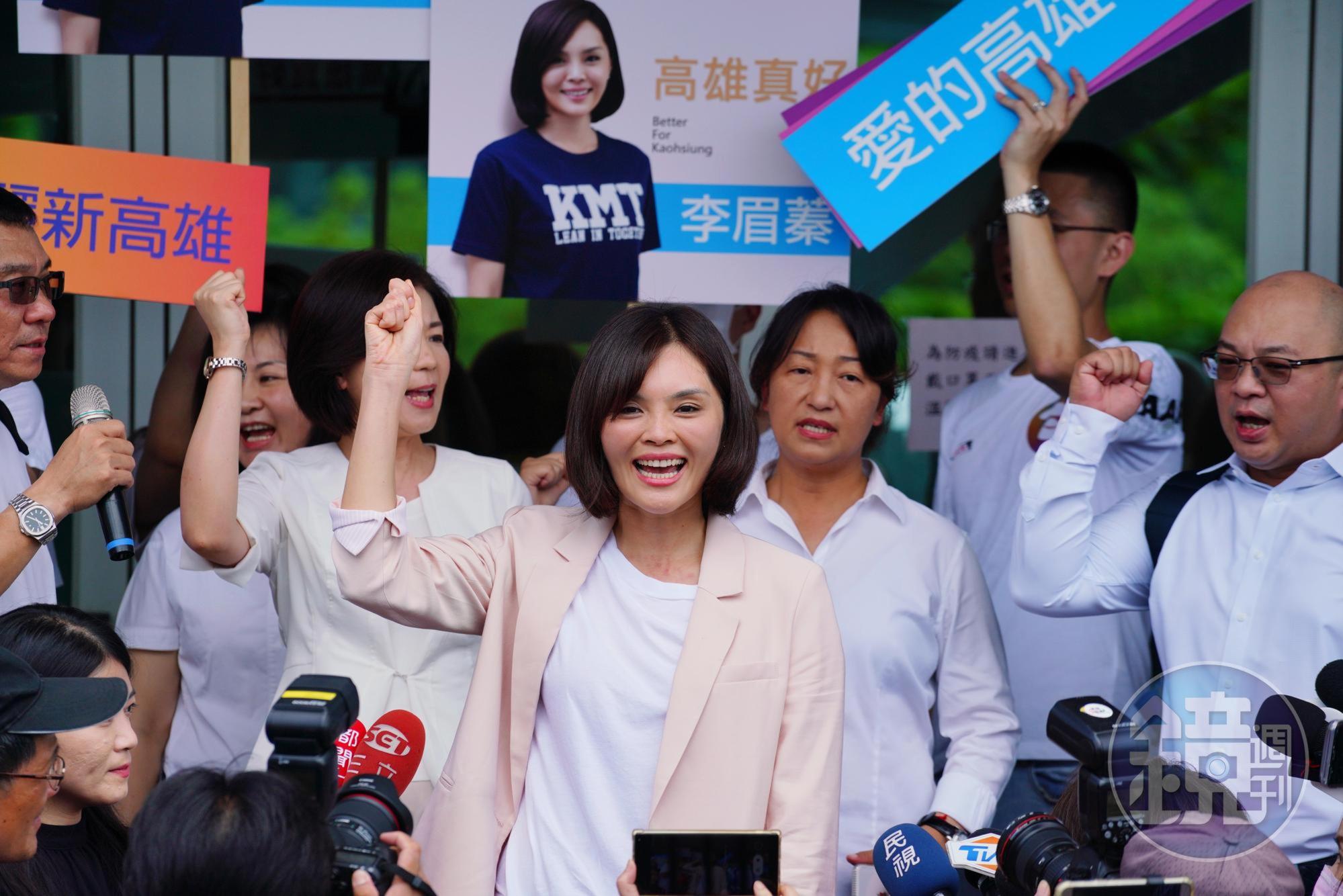 國民黨派出「大黑馬」李眉蓁議員（中）出征高雄市長補選。