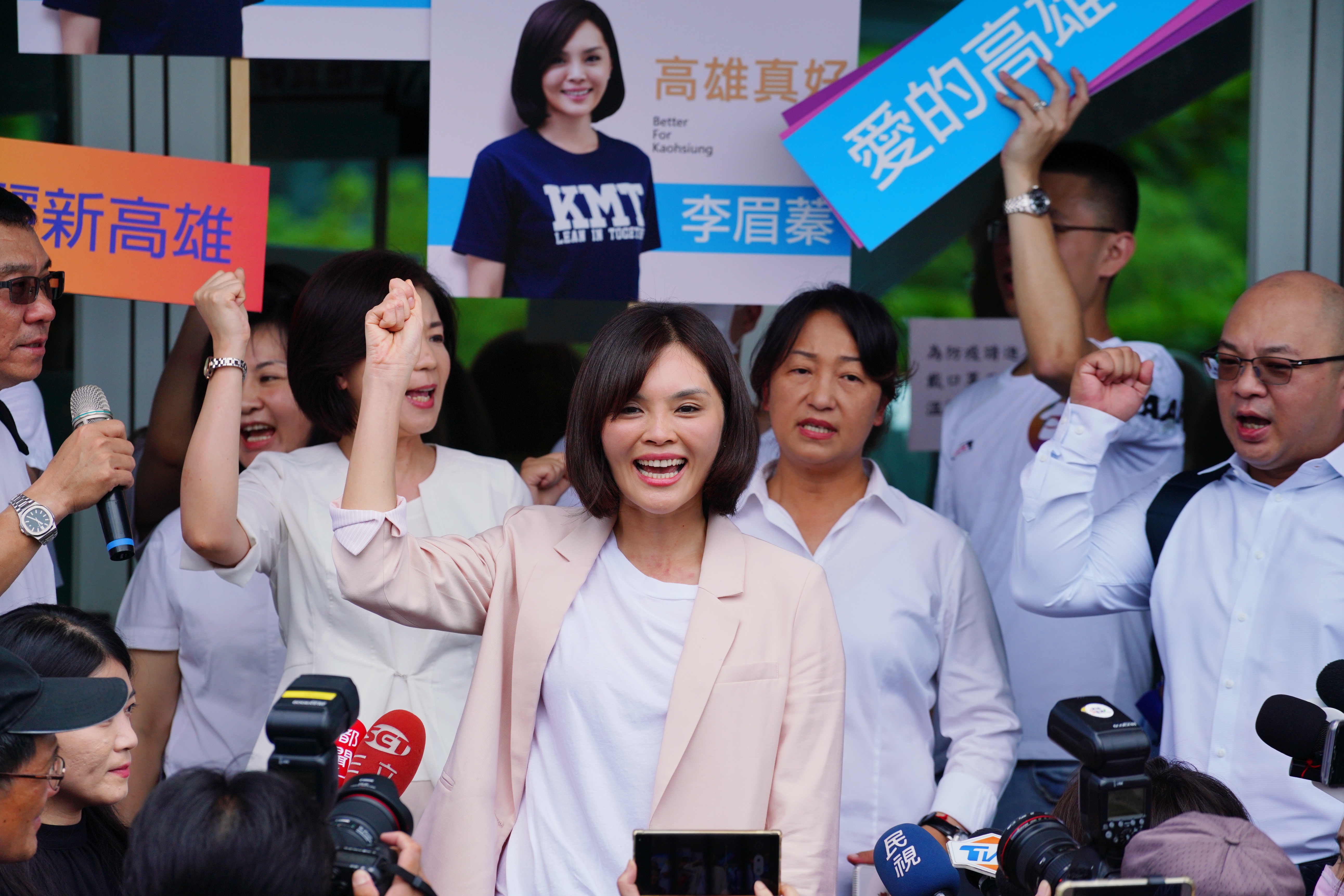 國民黨派出「大黑馬」李眉蓁議員(中)出征高雄市長補選。