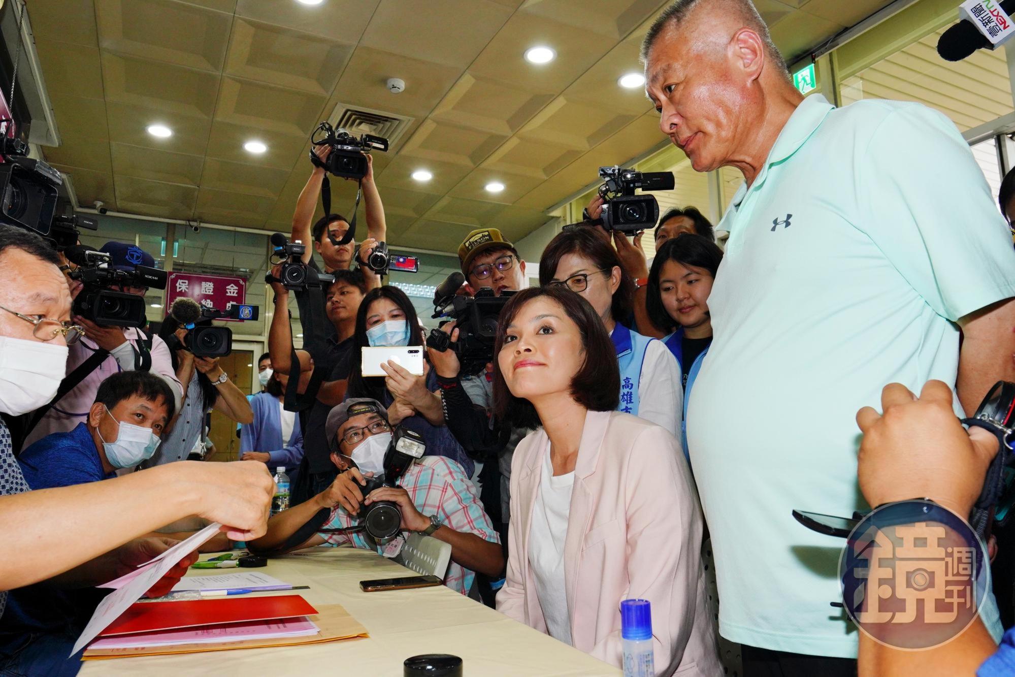 李眉蓁（中）在父親李榮宗（右）與黨內同志的陪同下完成參選登記。