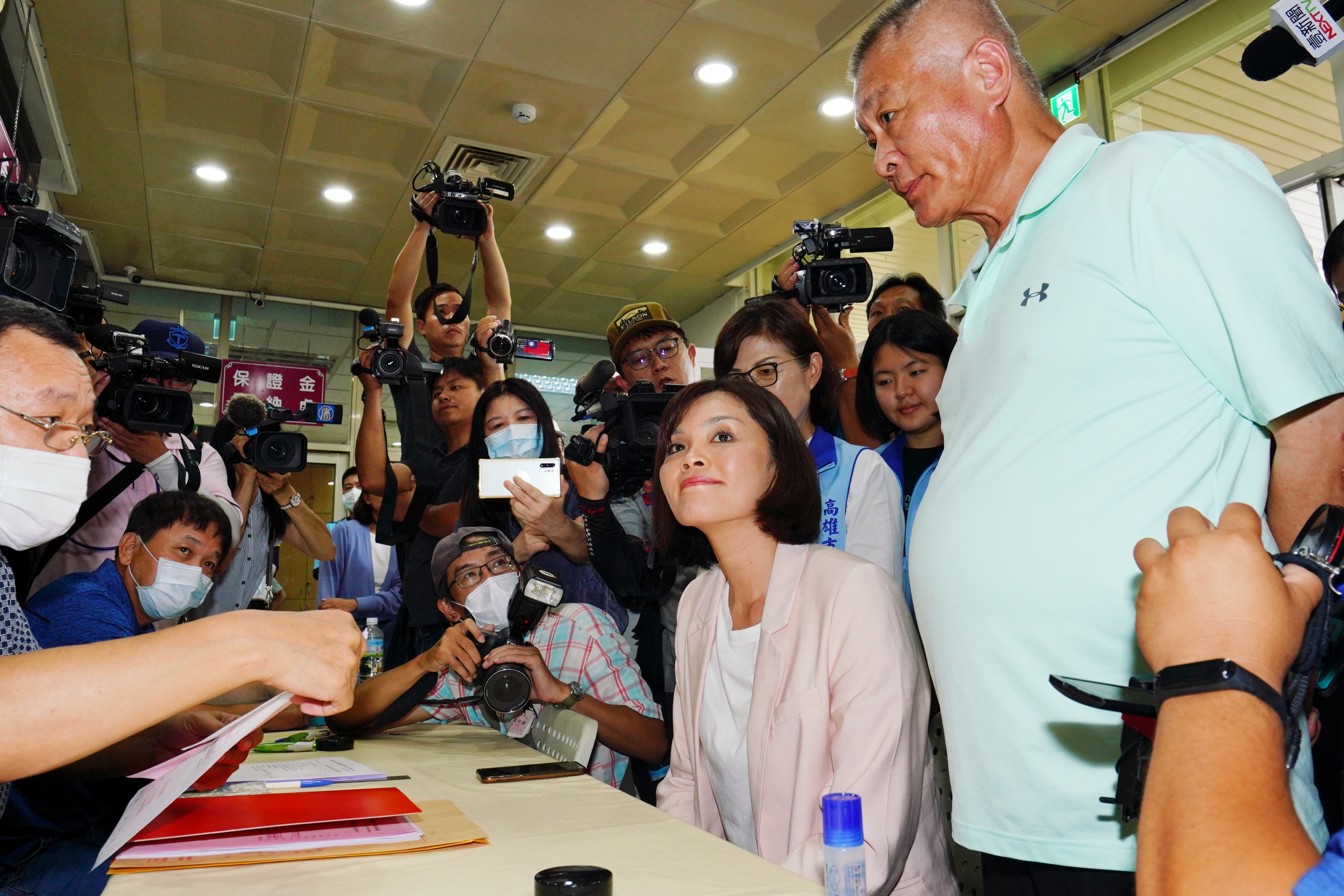 李眉蓁(中)在父親李榮宗(右)與黨內同志的陪同下完成參選登記。