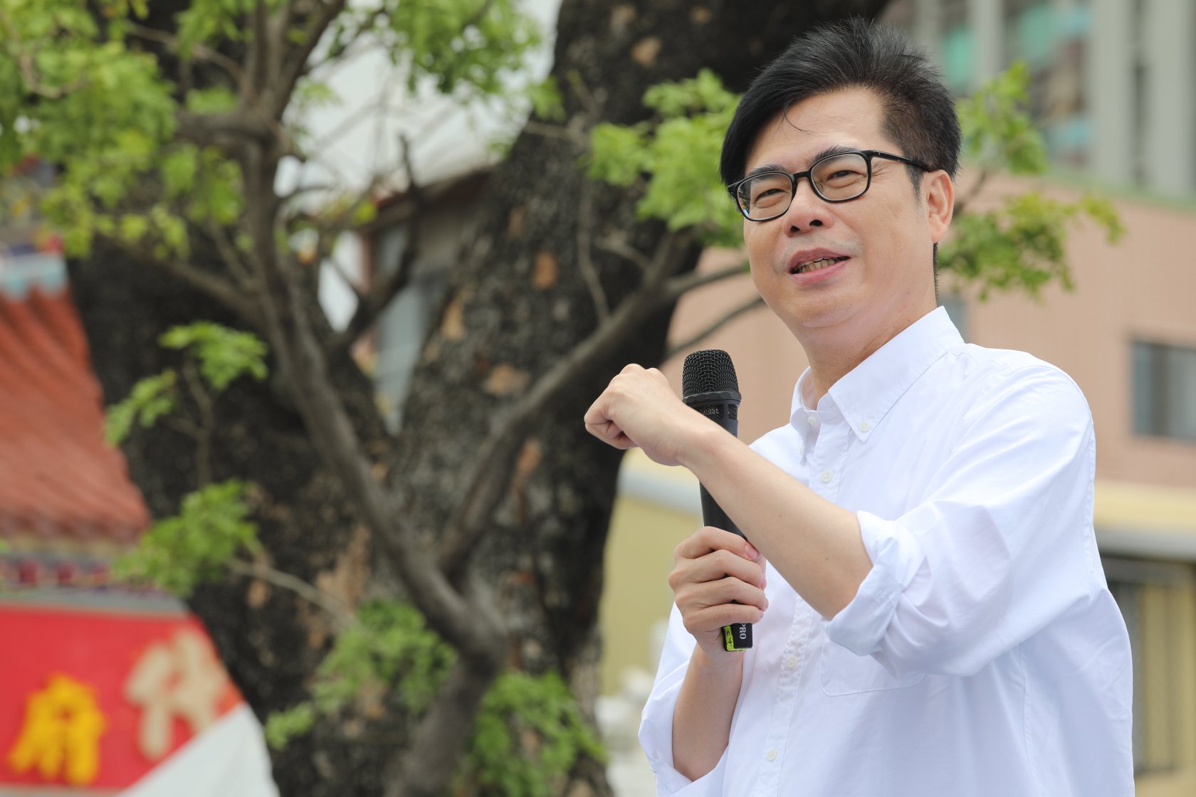 陳其邁今完成高雄市長補選登記，強調要把握剩下50幾天「緊緊緊、衝衝衝」，更提出眼前高雄的問題，需要有人盡快讓「高雄市政重新開機」。（翻攝自陳其邁臉書）