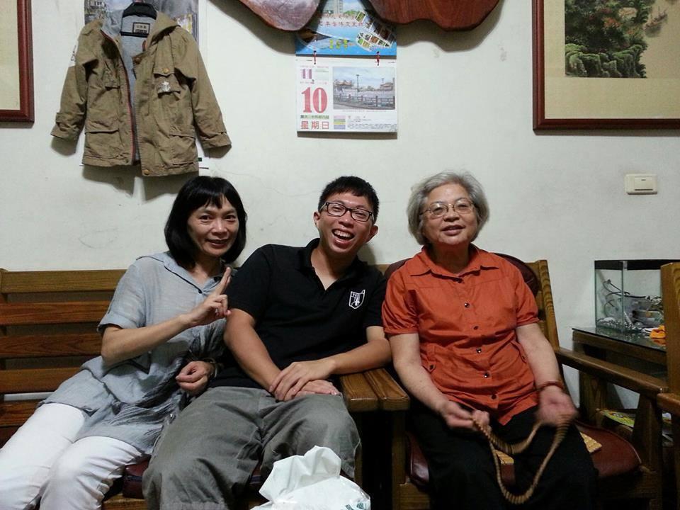 楊翠(左)與兒子魏揚(中)、母親董芳蘭(右)。(楊翠提供)