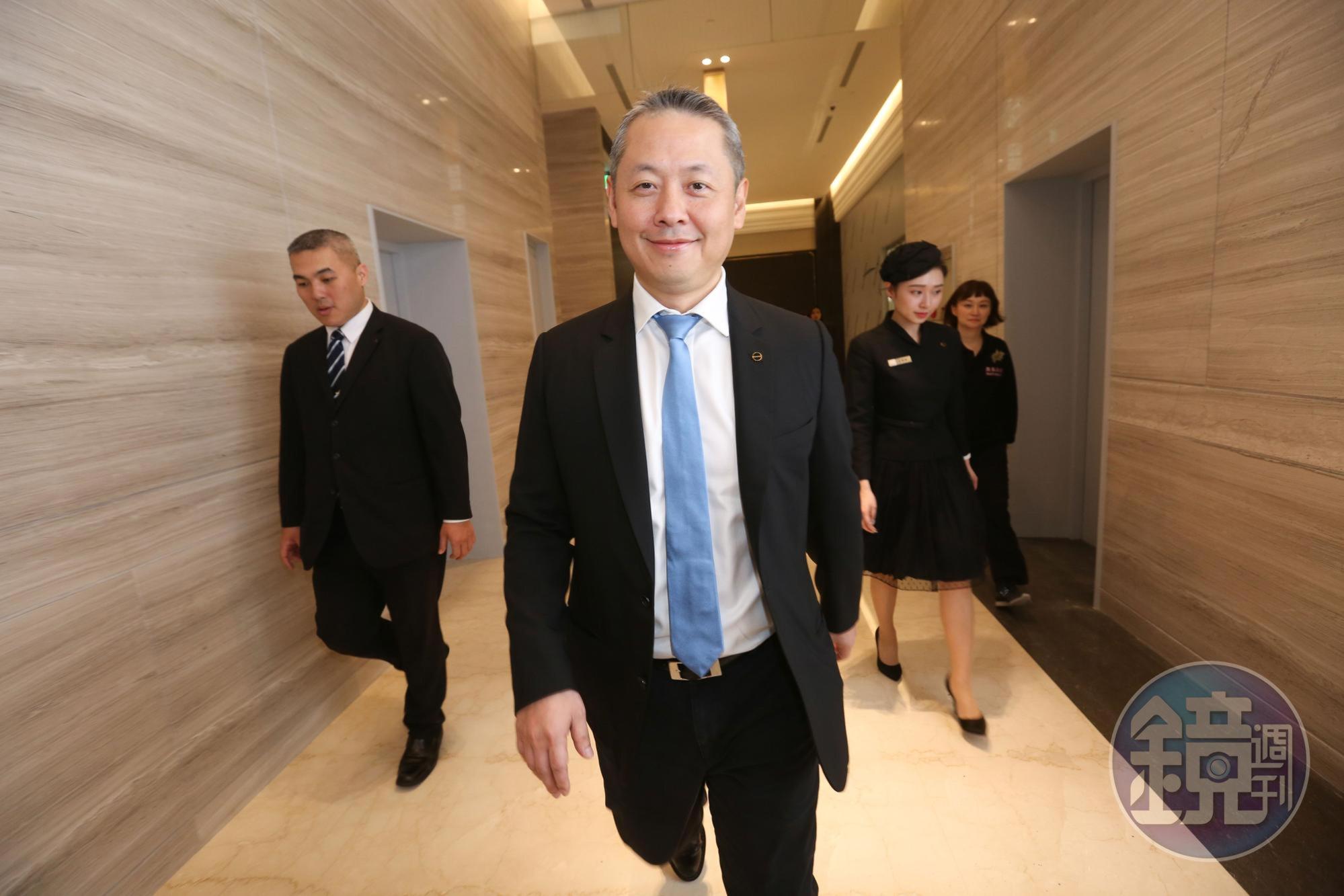 廖鎮漢（前）要整合線上線下，打造「微風超零售生態圈」。