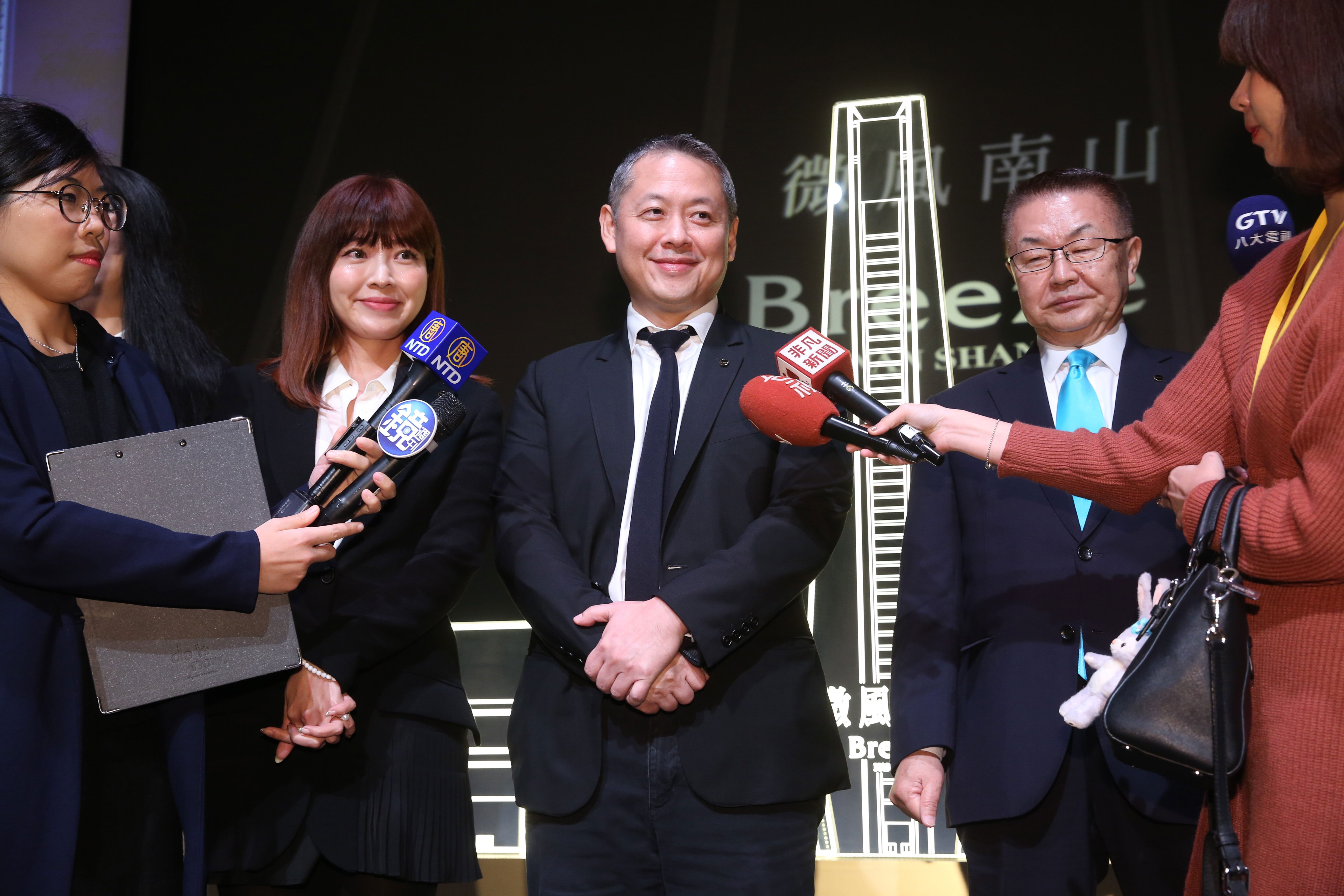 廖鎮漢與廖曉喬彼此分工,去年帶領微風創下超過300億元的業績。