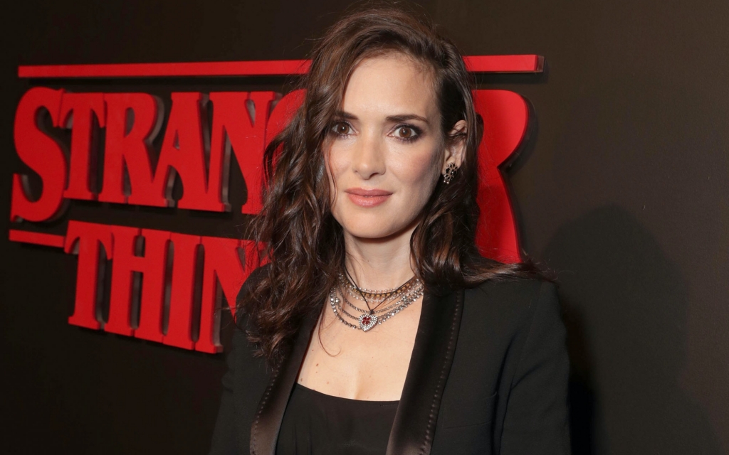 薇諾娜瑞德近年靠美劇《怪奇物語》翻紅，戲外依然不改其「古怪女」的定位。（Netflix提供）