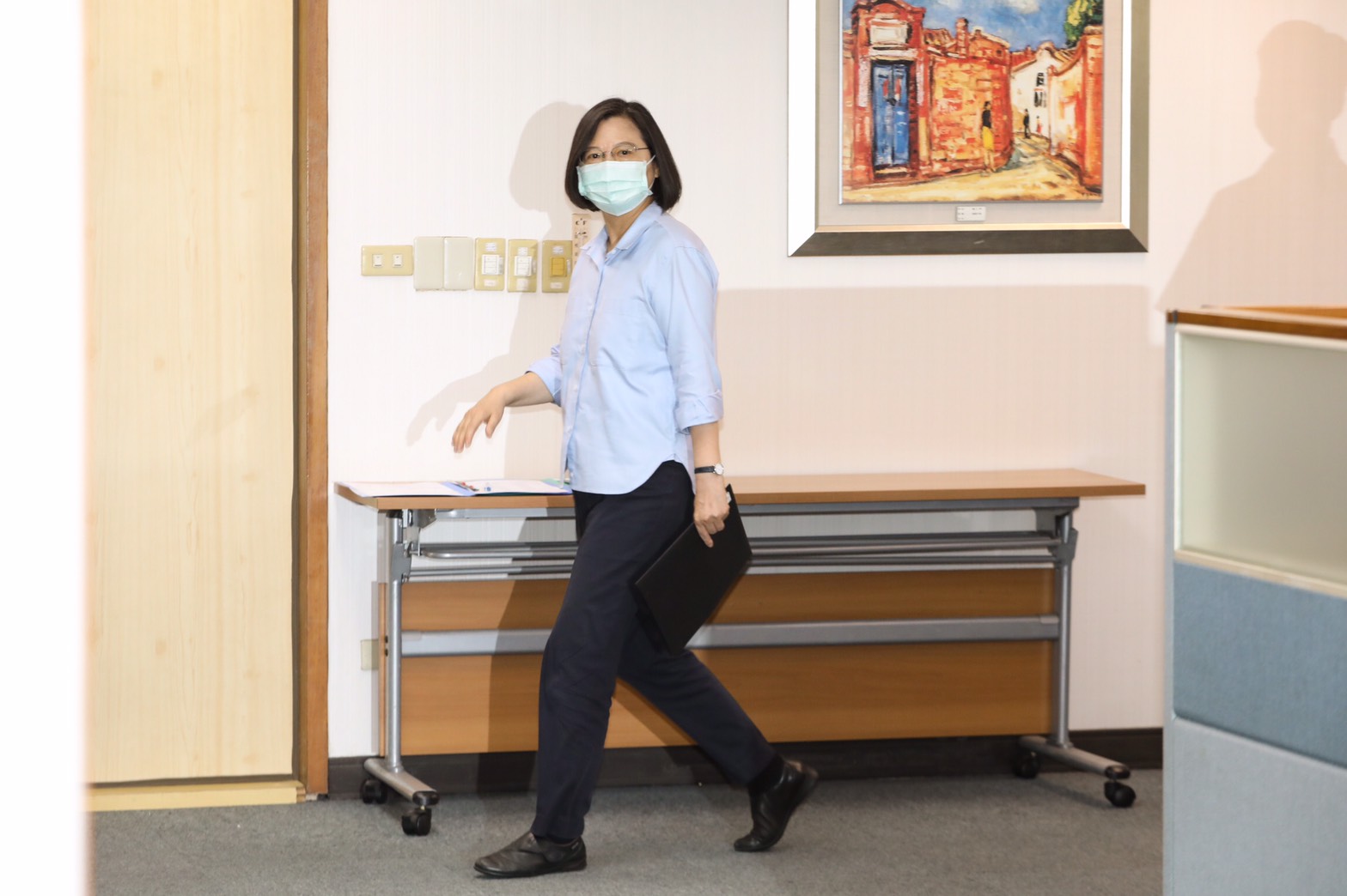 蔡英文強調廢除考、監二院是民進黨一貫主張，近來看到在野政黨也主張廢除，樂見此一發展。