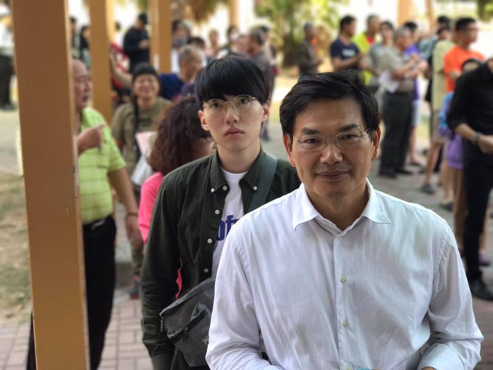 吳東燁(左)雖然在政治立場上與父親吳益政(右)不全然相同,但他相信父親是有理想的人。(翻攝自吳東燁臉書)