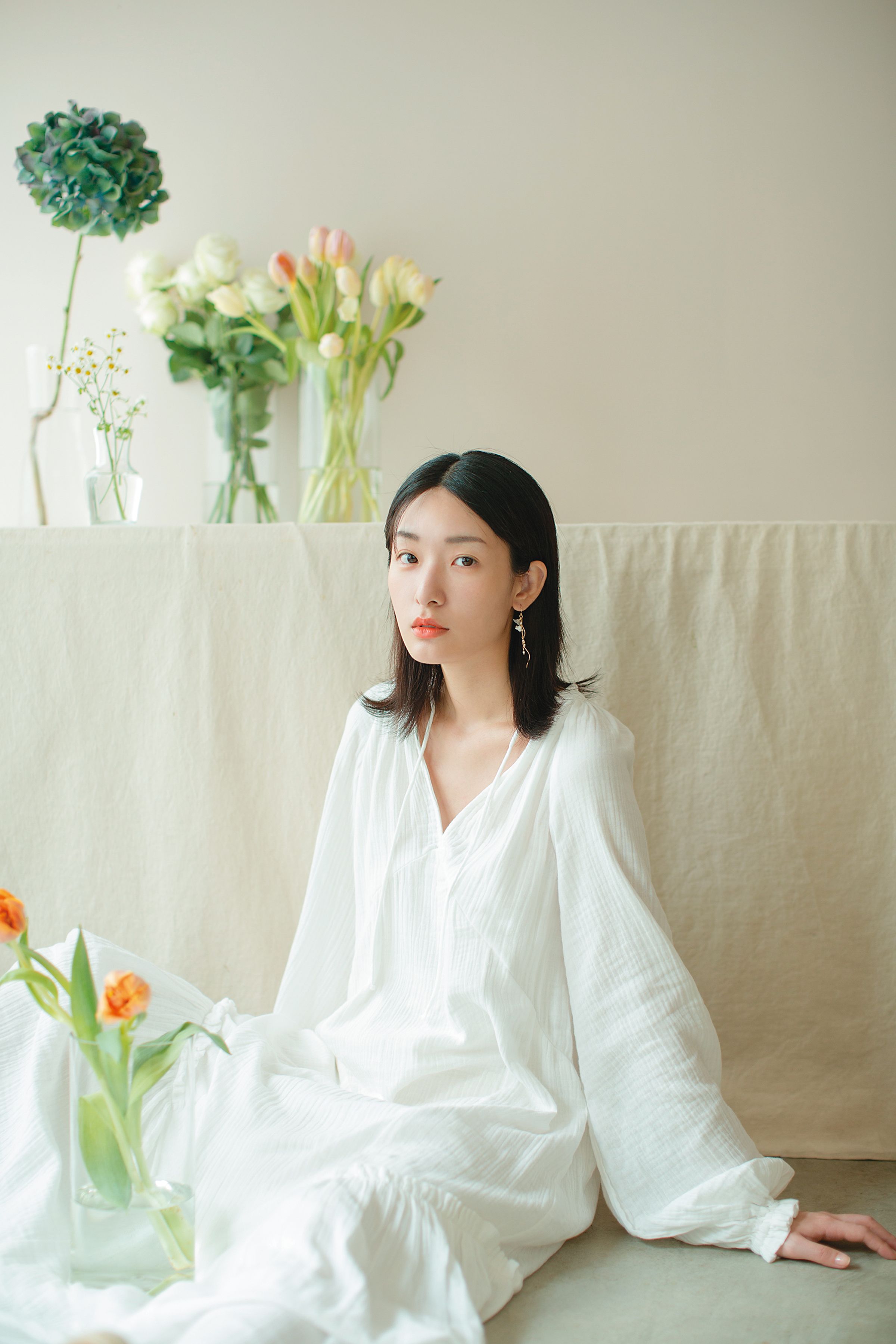 波希米亞風白洋裝 NT$699／花朵垂墜耳環 NT$199 All by H&M