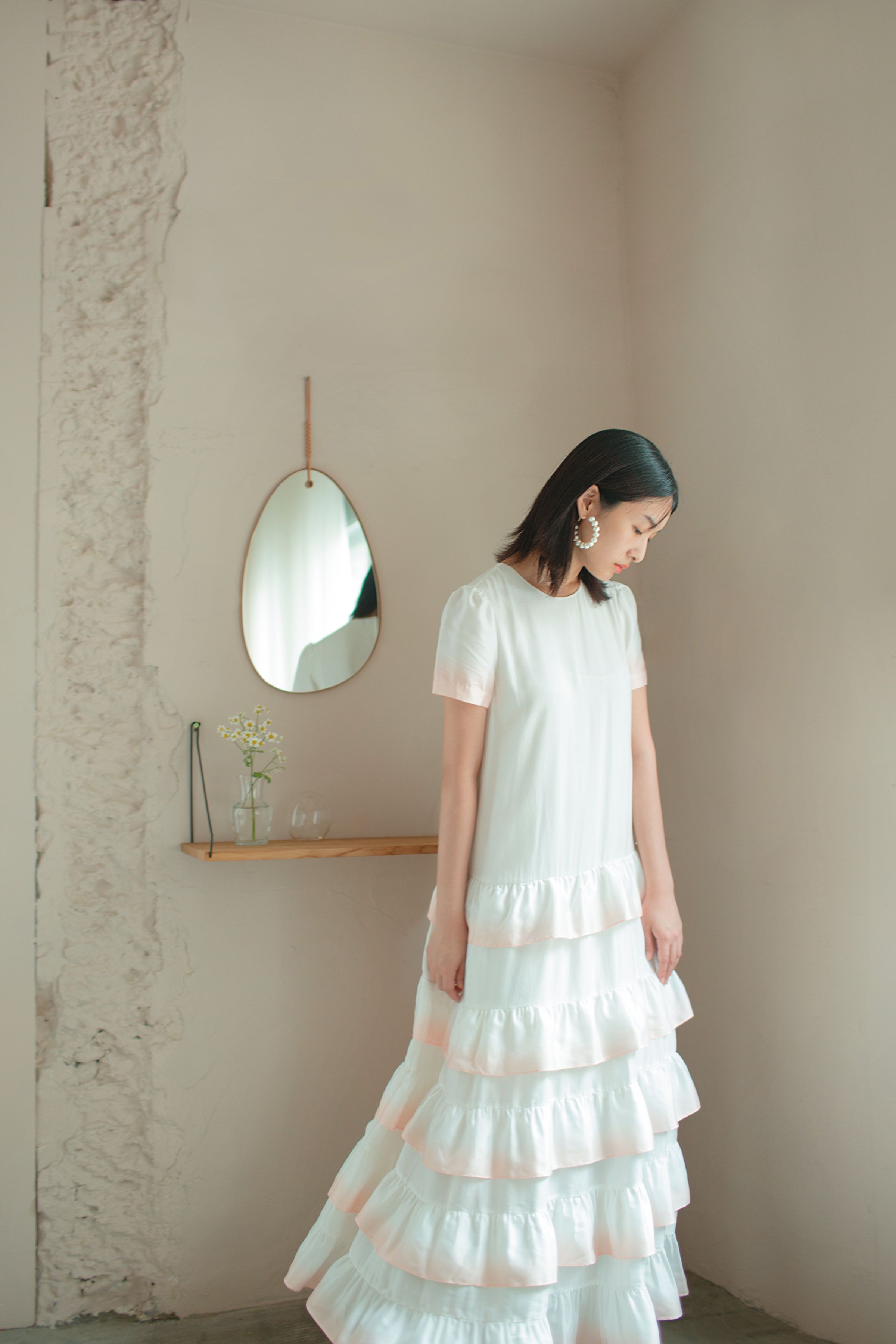 暈染蛋糕洋裝 NT$12,750 by Maje／圓形珍珠耳環 NT$349 by H&M
