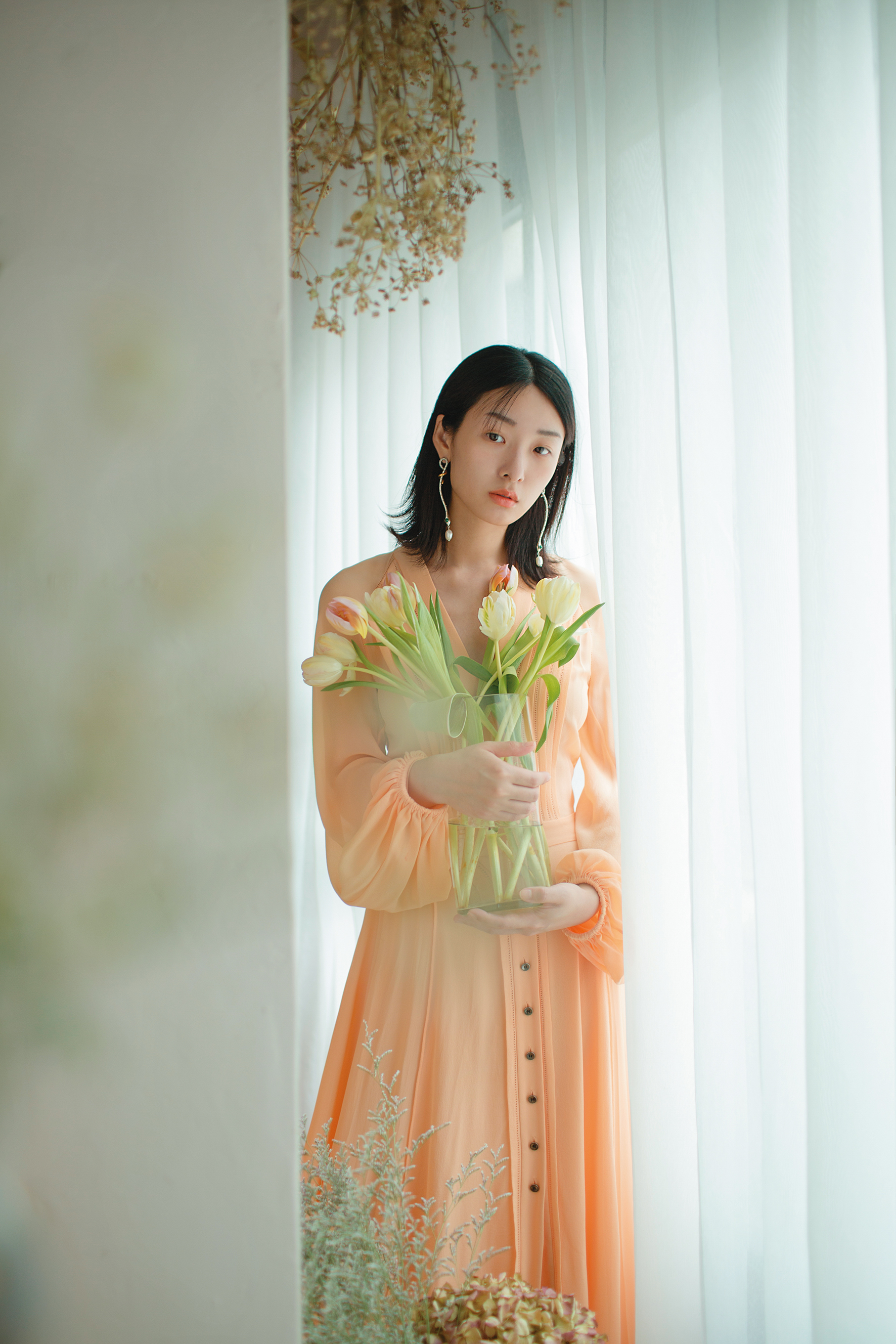 粉橘色雪紡洋裝 NT$167,300／珍珠垂墜耳環 NT$19,300 All by Chloé