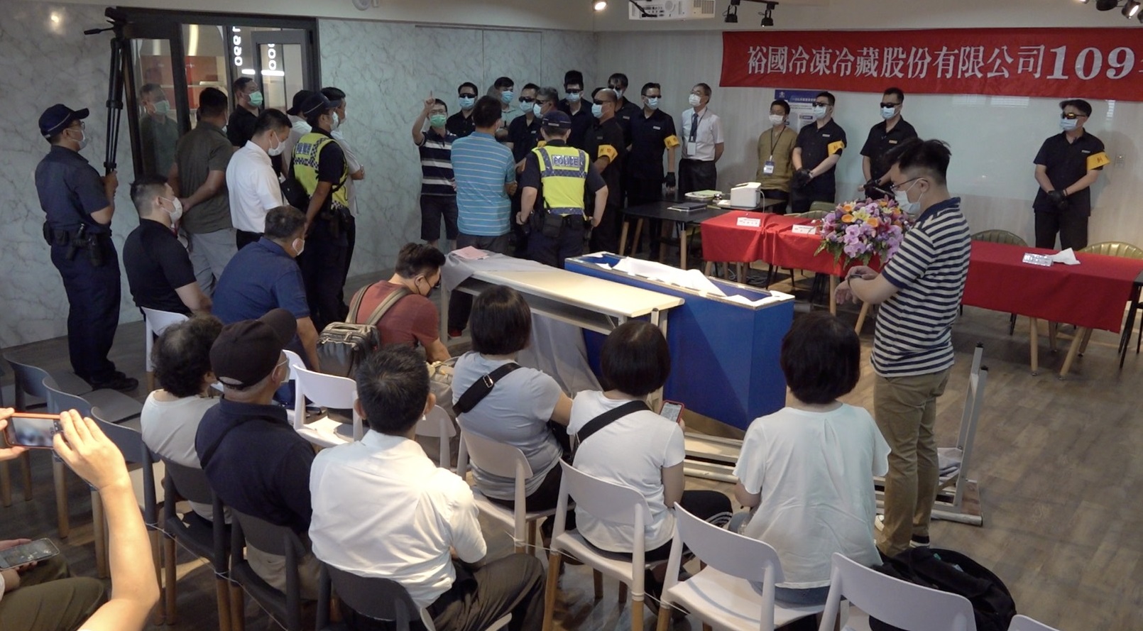 裕國冷凍日前爆經營權爭議，今日股東會現場戒備森嚴。（讀者提供）