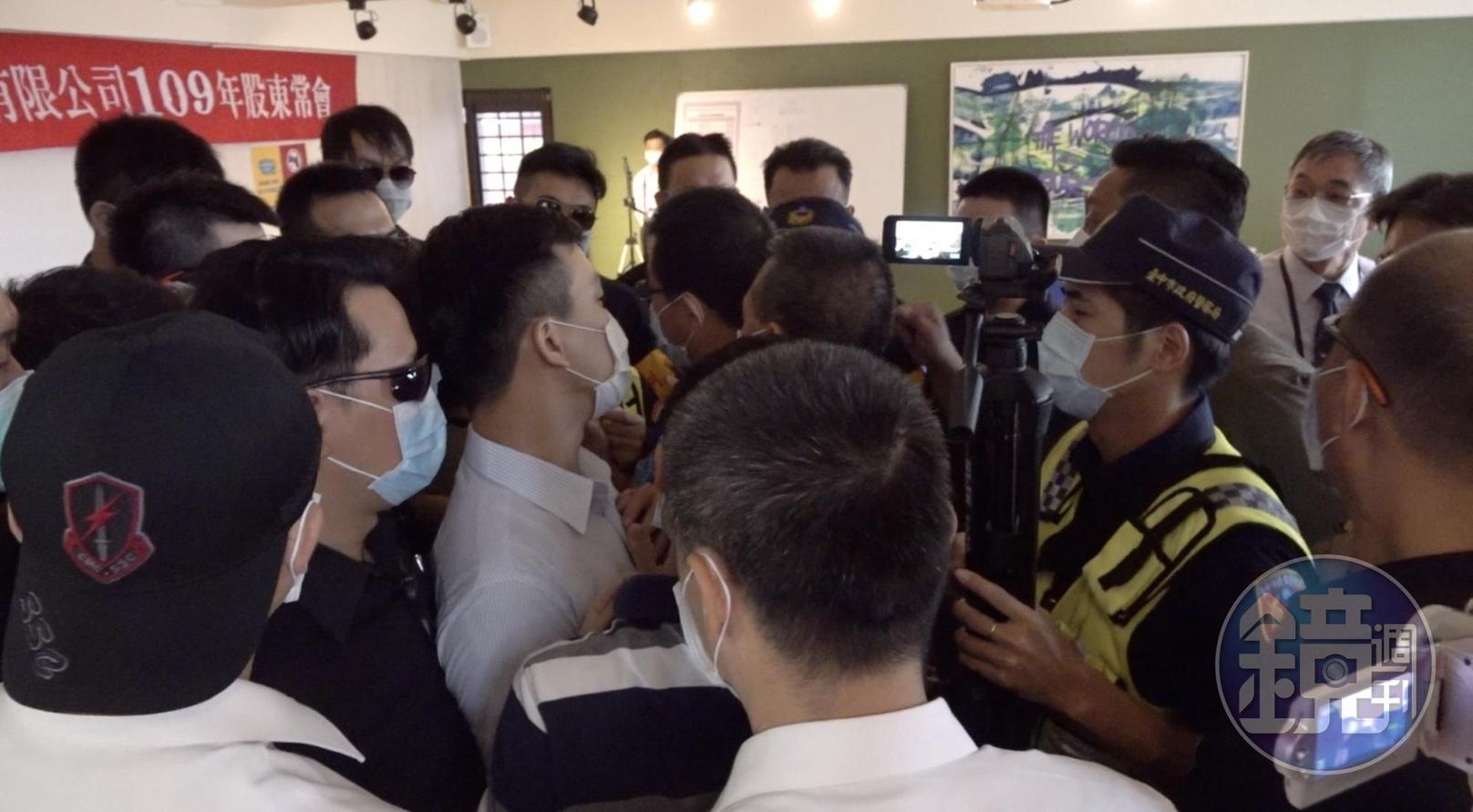 股東會現場火爆,雙方在主席台前對峙。(讀者提供)