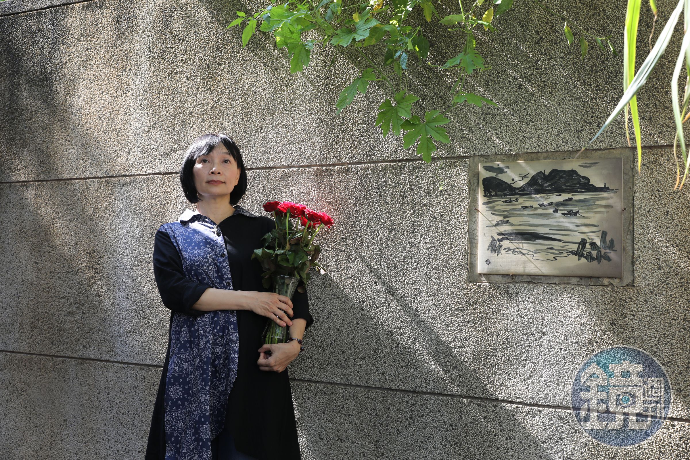 楊翠回到成長的東海花園，周邊被設為殯葬園區，墾荒種花的土地如今是楊逵夫妻墓，墓牆上鑲著和平宣言與四幅畫，其中一幅象徵楊逵的綠島歲月（右）。