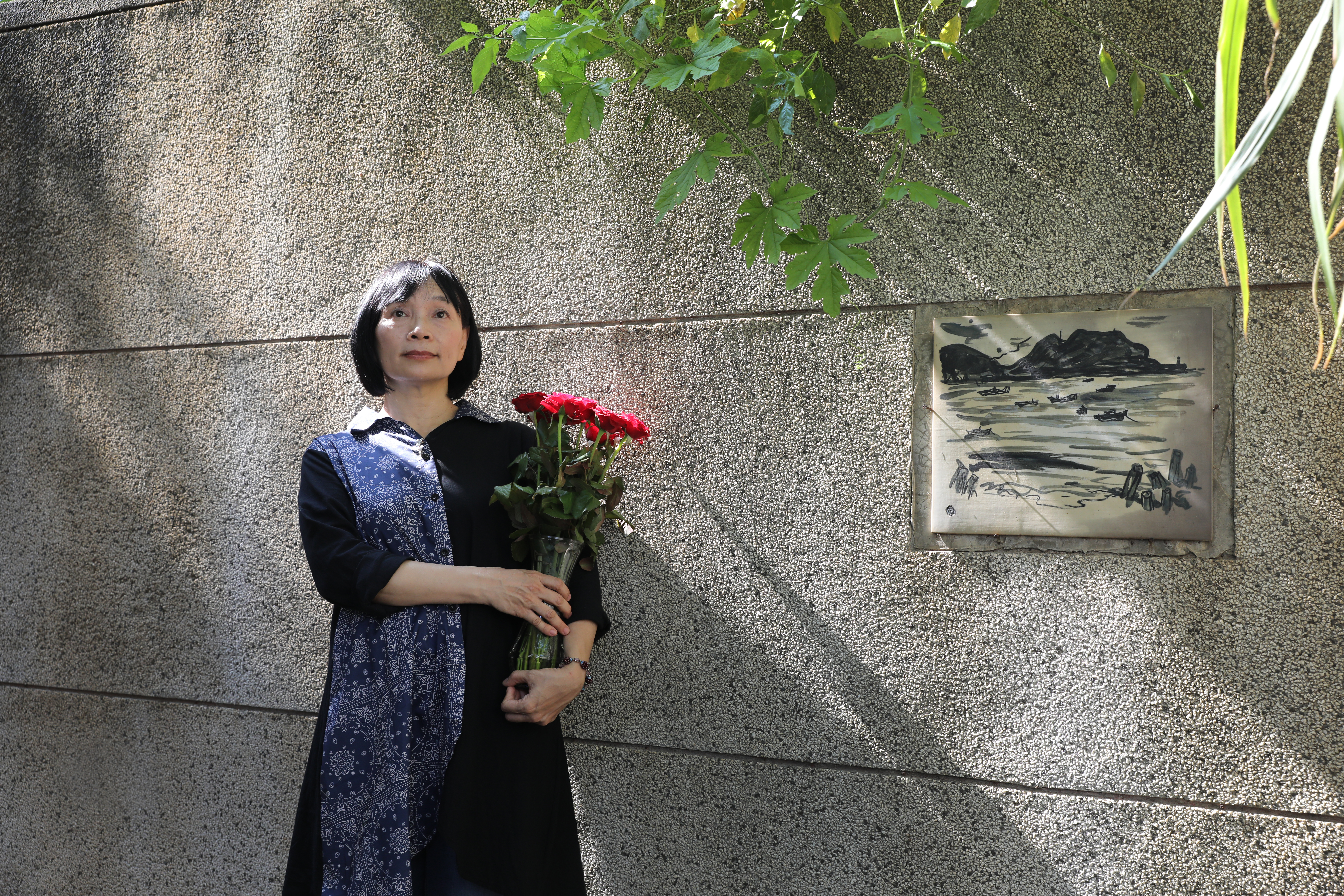 楊翠回到成長的東海花園，周邊被設為殯葬園區，墾荒種花的土地如今是楊逵夫妻墓，墓牆上鑲著和平宣言與四幅畫，其中一幅象徵楊逵的綠島歲月（右）。