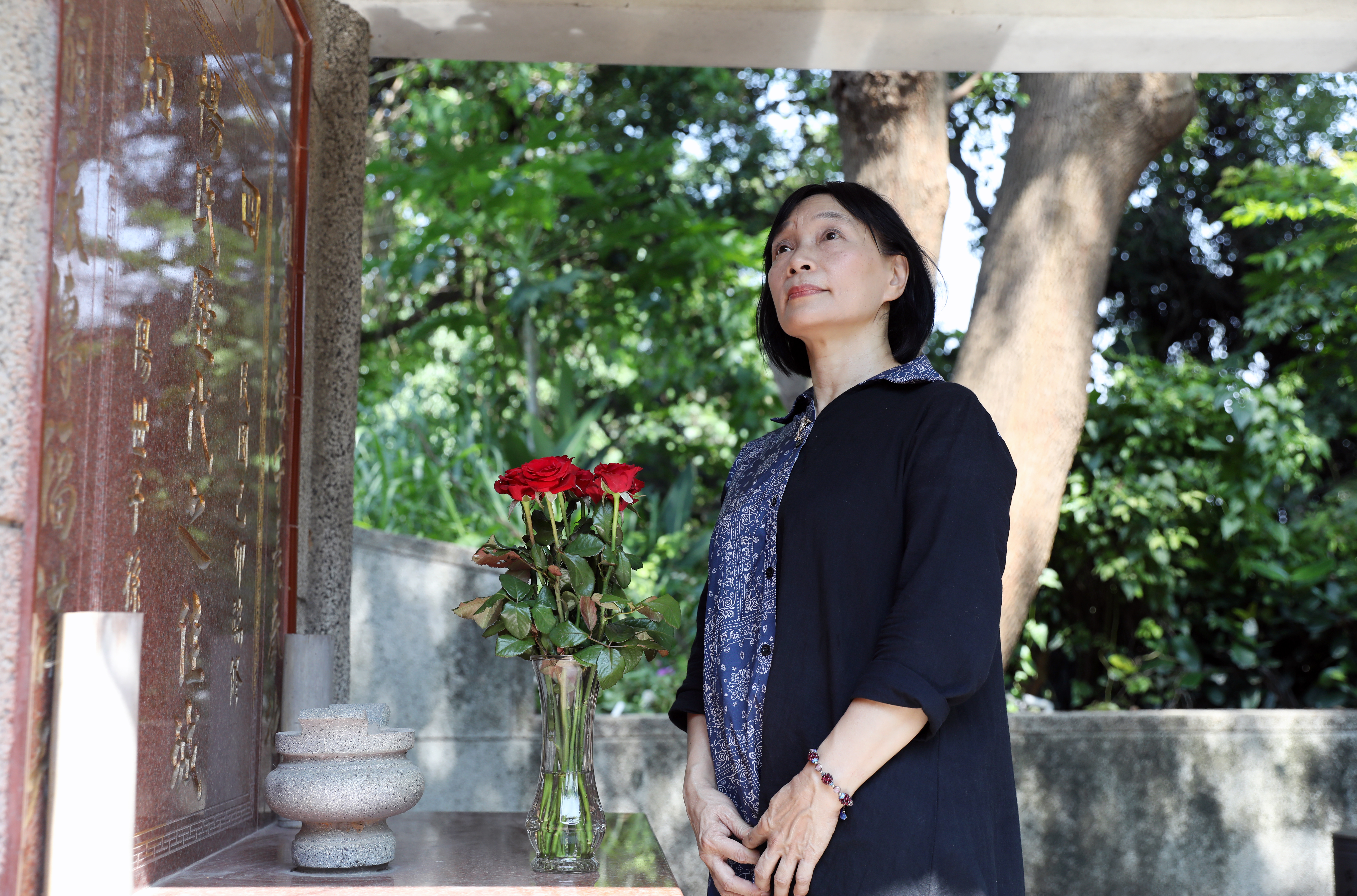 這天楊翠與母親、弟弟來楊逵夫妻墓地掃墓。父親退休後曾細心打理植栽，現在更顯翠綠。