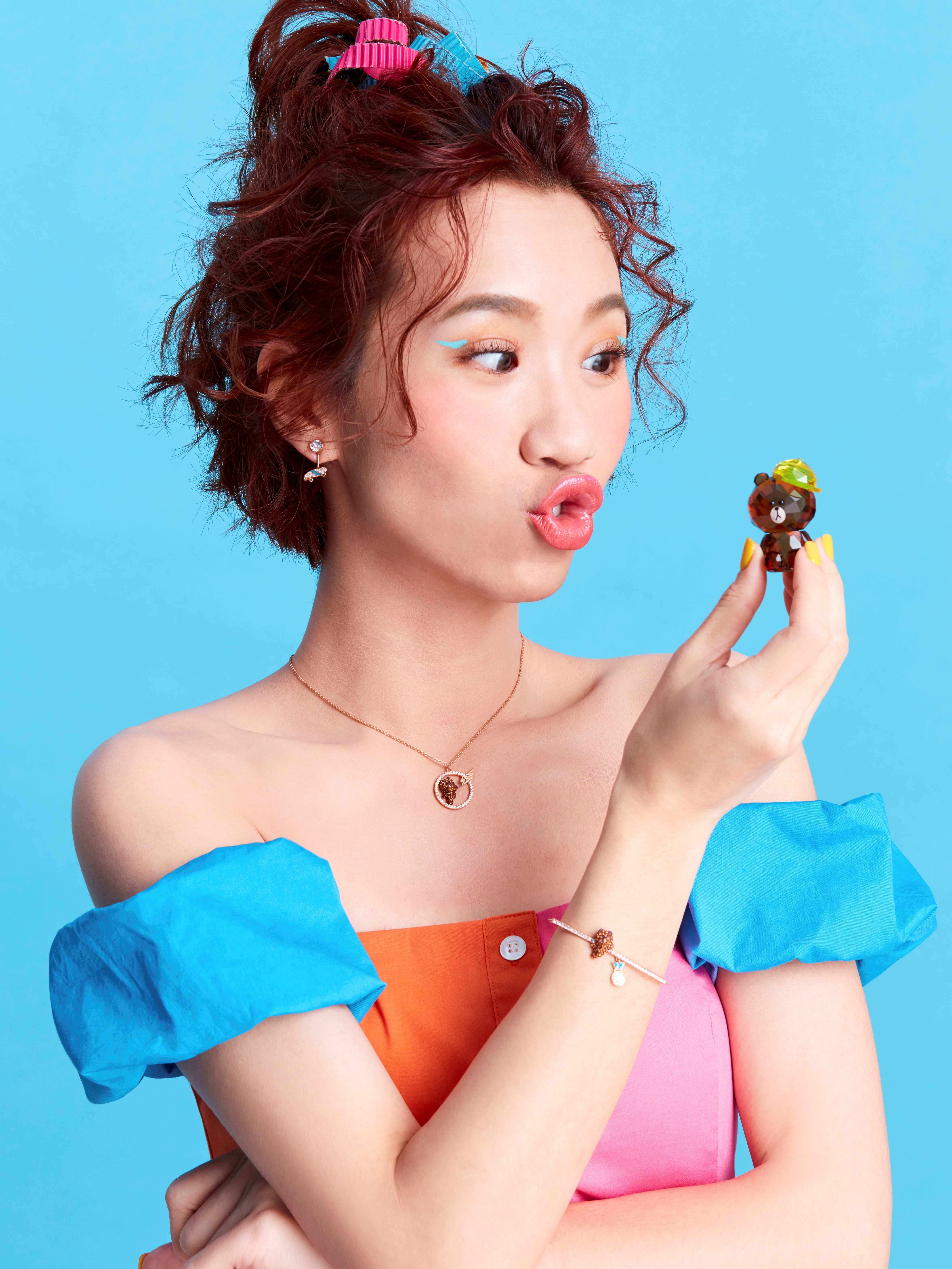 平時私服穿搭總是充滿個人風格和繽紛色彩的Lulu,與LINE FRIENDS系列商品超合拍!(SWAROVSKI提供)